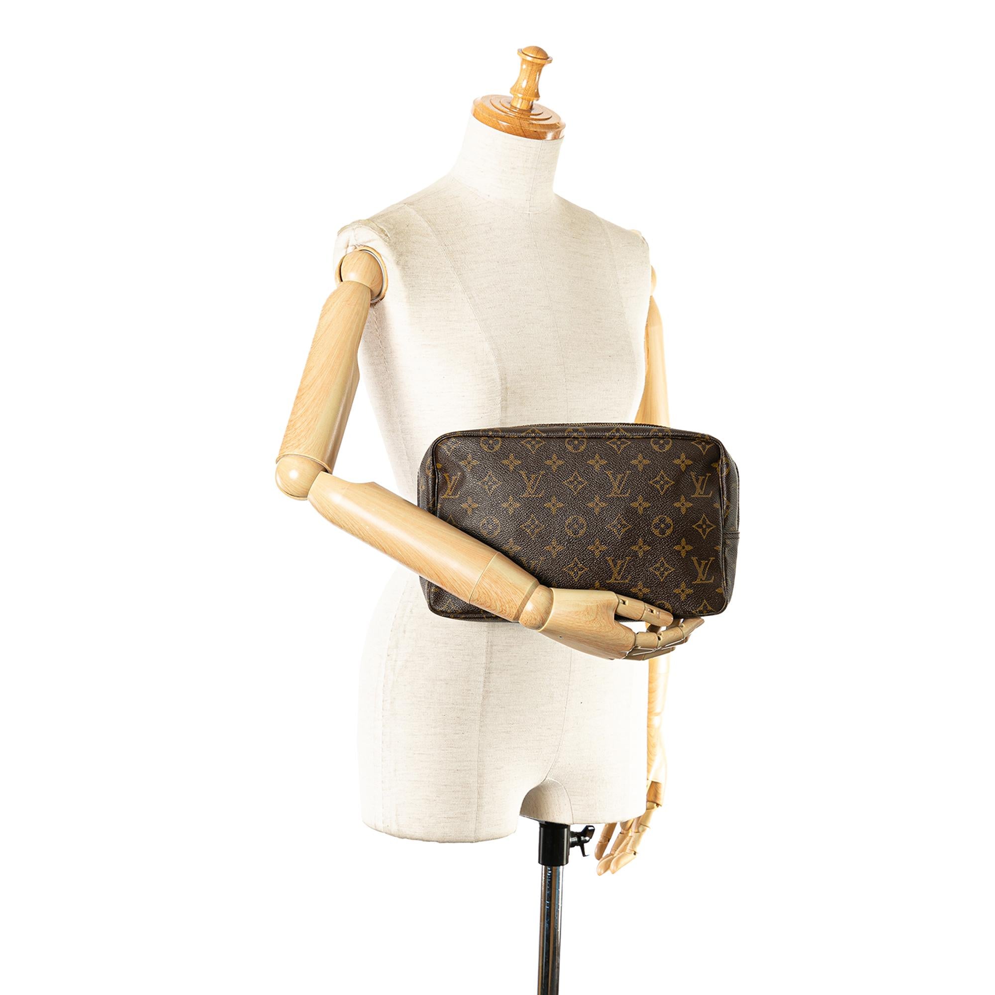 Louis Vuitton Monogram Trousse Toilette 28 (SHG-mX4ZBZ)