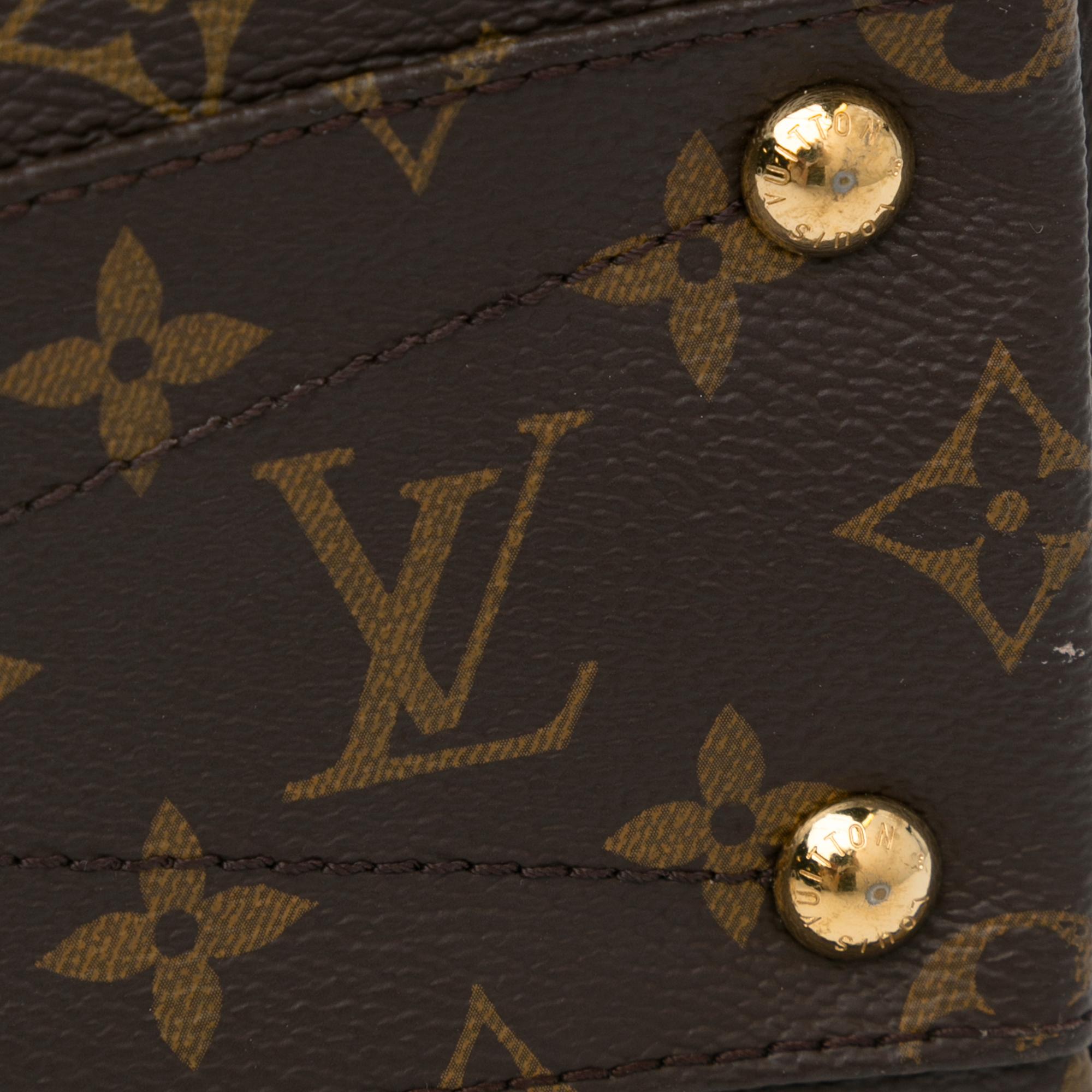 Louis Vuitton Monogram V Tote BB (SHG-W7SKD1)