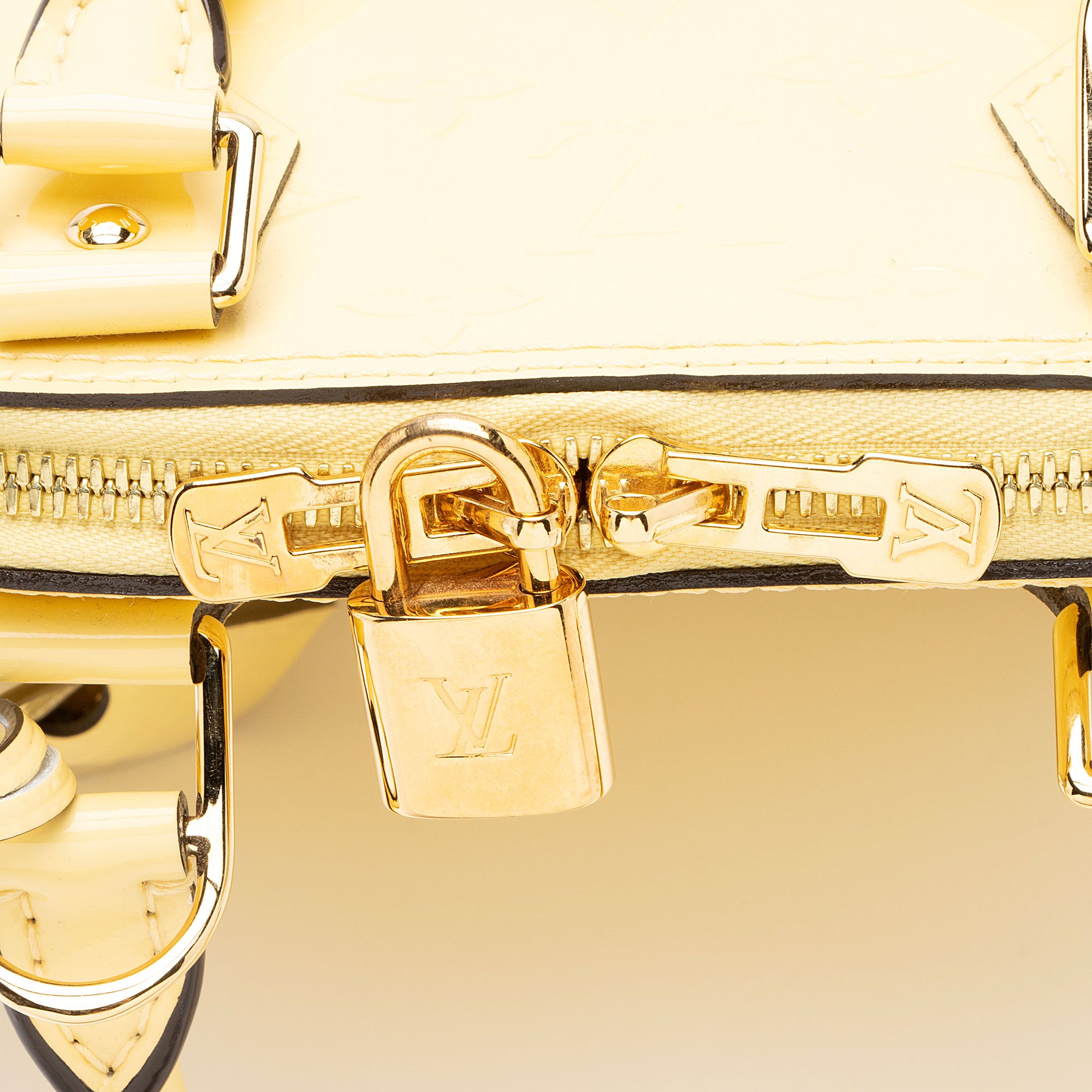 Louis Vuitton Monogram Vernis Alma BB Satchel (SHF-KPekdc)