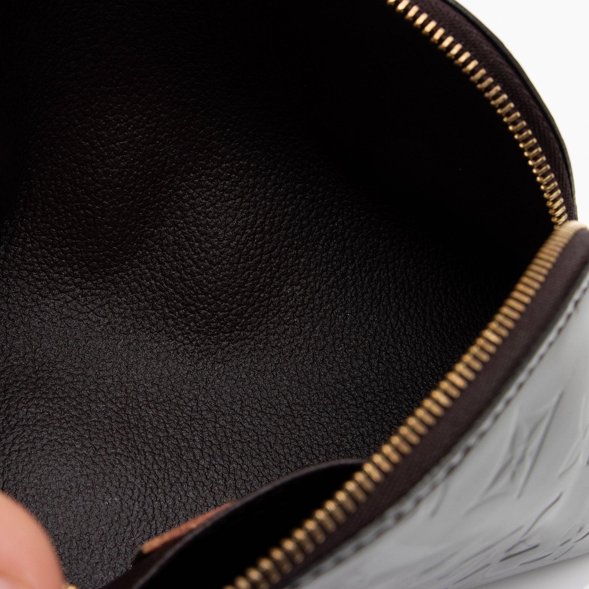 Louis Vuitton Monogram Vernis Cosmetic Pouch (SHF-KNqihE)