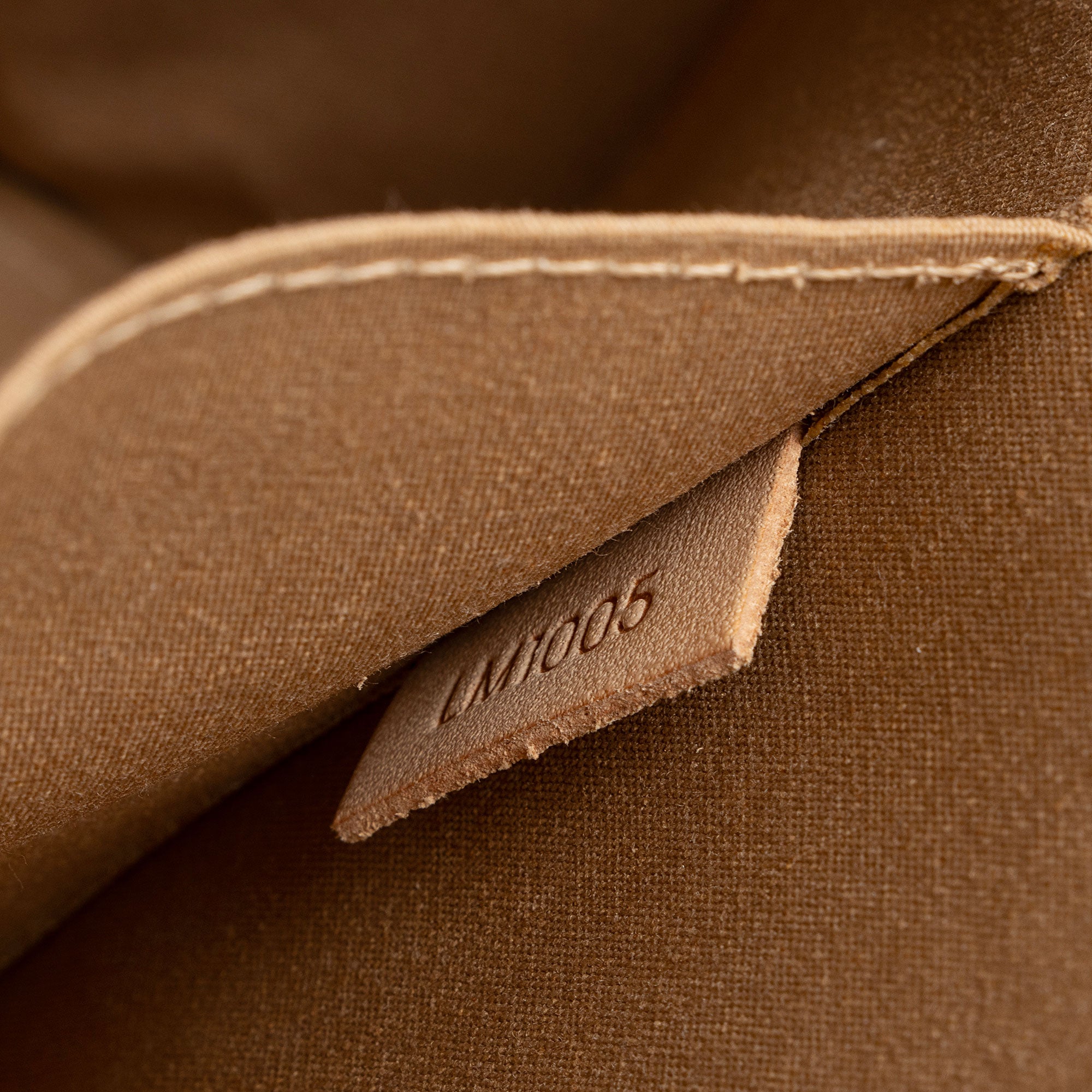 Louis Vuitton Monogram Vernis Roxbury Drive Clutch (SHF-JTTZyc)