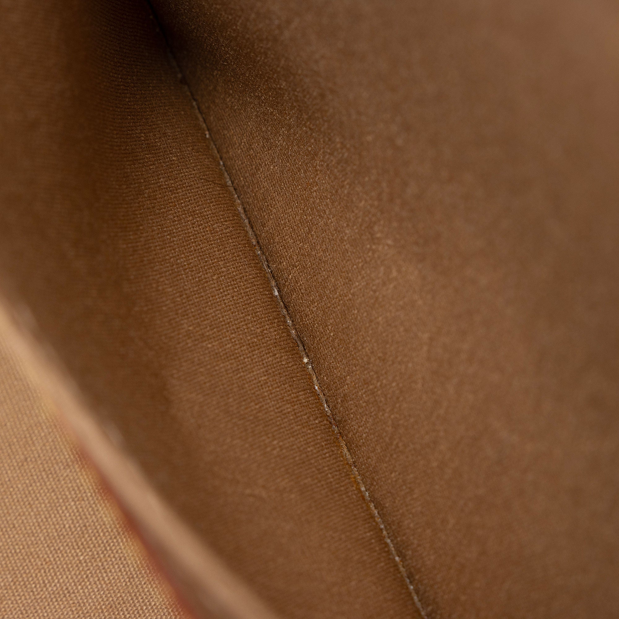 Louis Vuitton Monogram Vernis Roxbury Drive Clutch (SHF-JTTZyc)