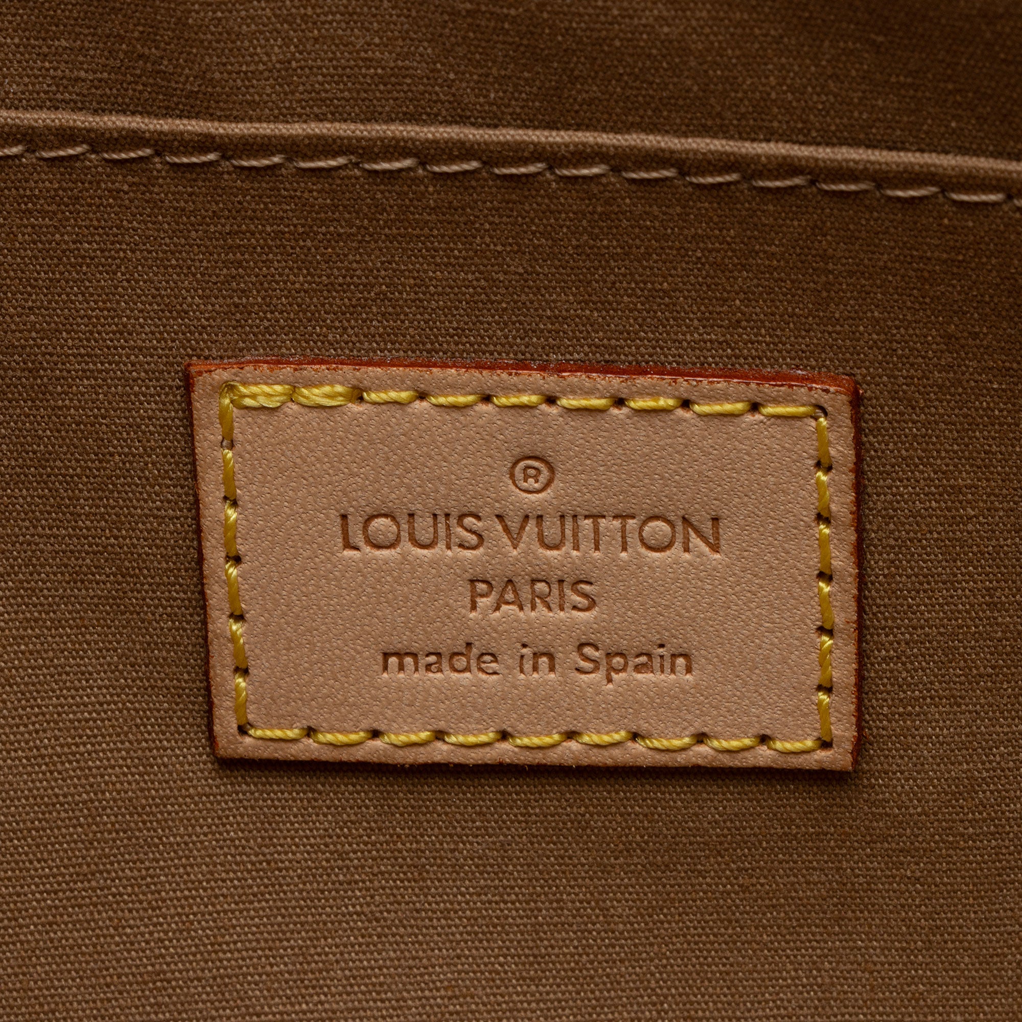 Louis Vuitton Monogram Vernis Roxbury Drive Clutch (SHF-JTTZyc)