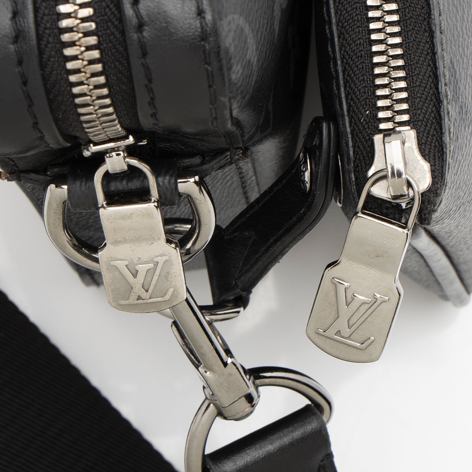 Louis Vuitton Reverse Monogram Eclipse Trio Messenger (SHF-CDPjS8)