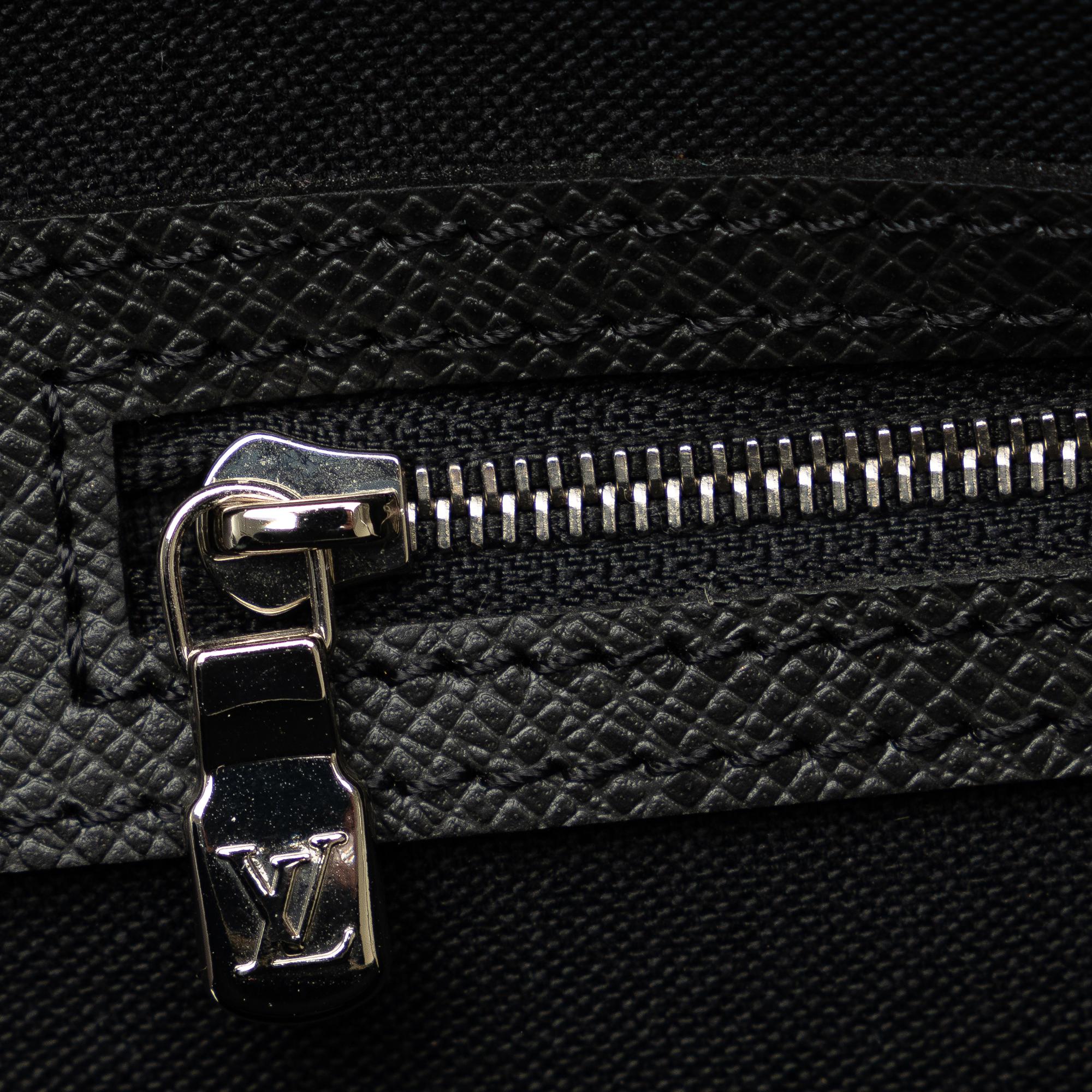 Louis Vuitton Taiga Alexander Briefcase (SHG-wpNlxM)