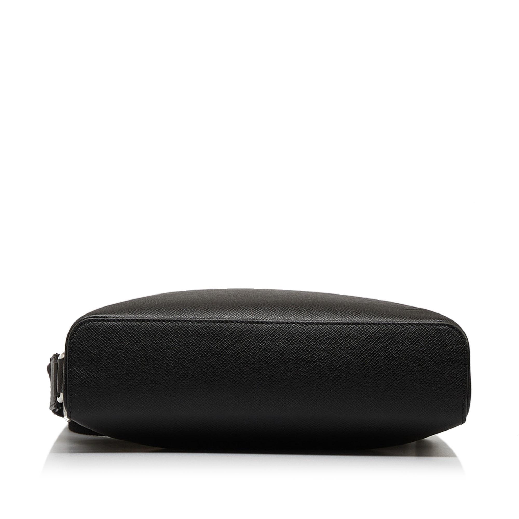 Louis Vuitton Taiga Anton Messenger PM (SHG-QmN9Ao)