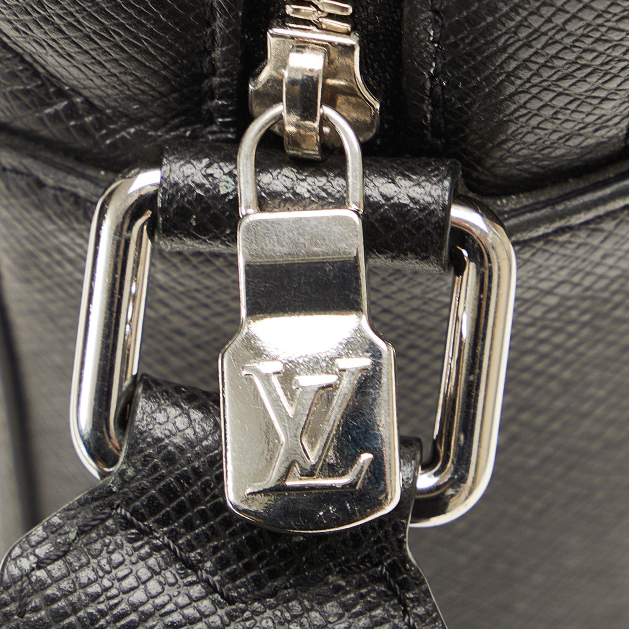 Louis Vuitton Taiga Anton Messenger PM (SHG-QmN9Ao)