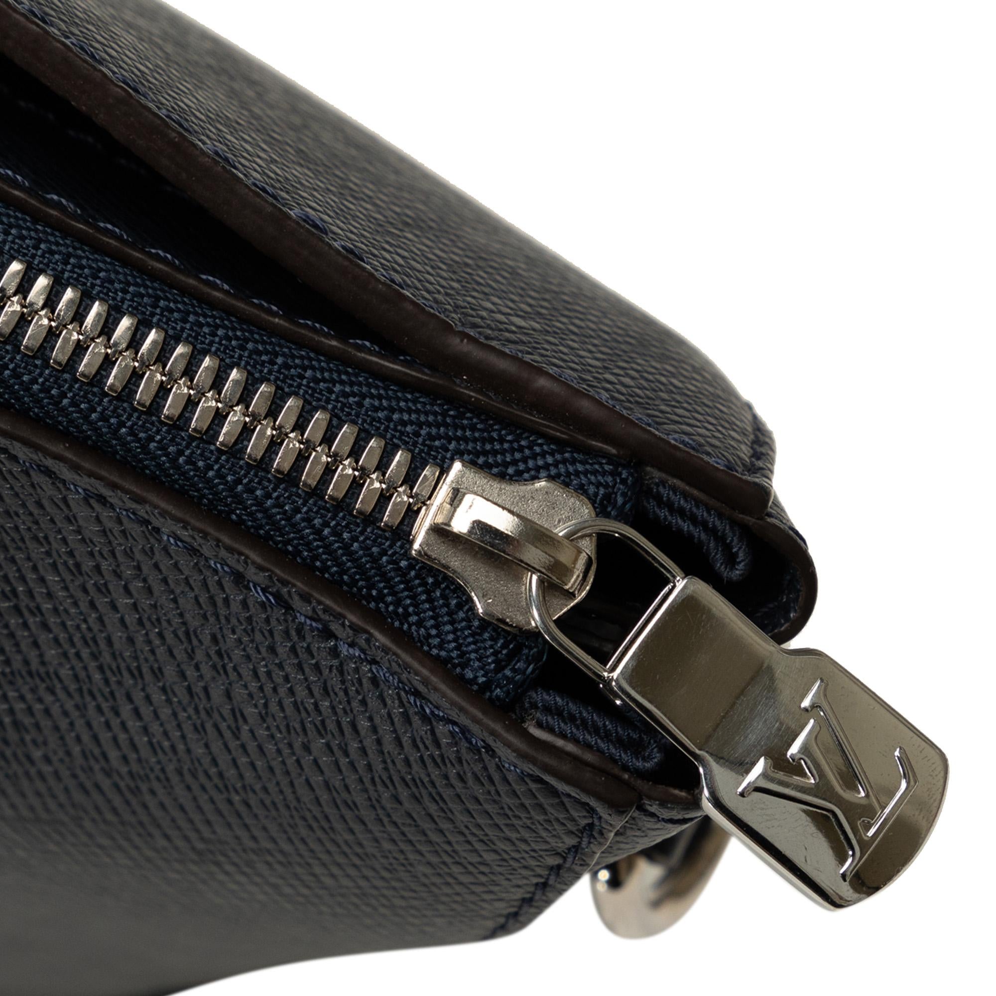 Louis Vuitton Taiga Anton Soft Briefcase (SHG-vlWbmk)