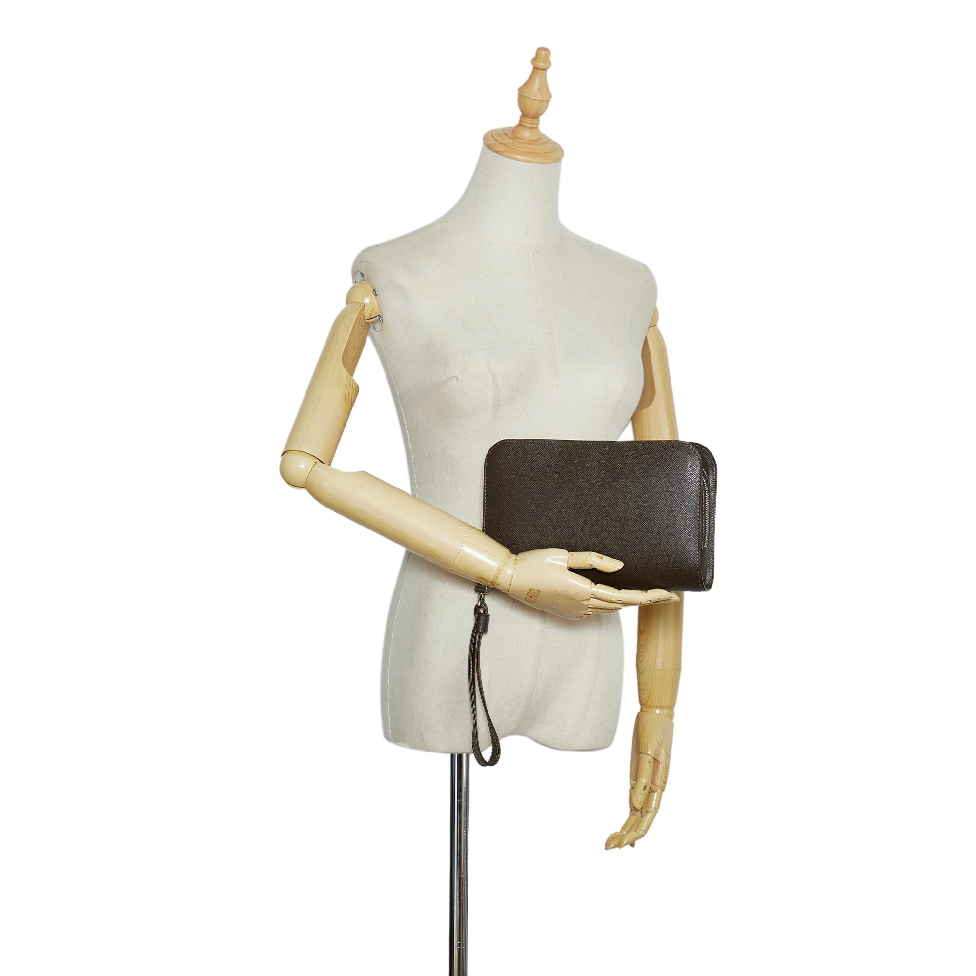 Louis Vuitton Taiga Baikal Clutch Bag (SHG-OfkX5y)