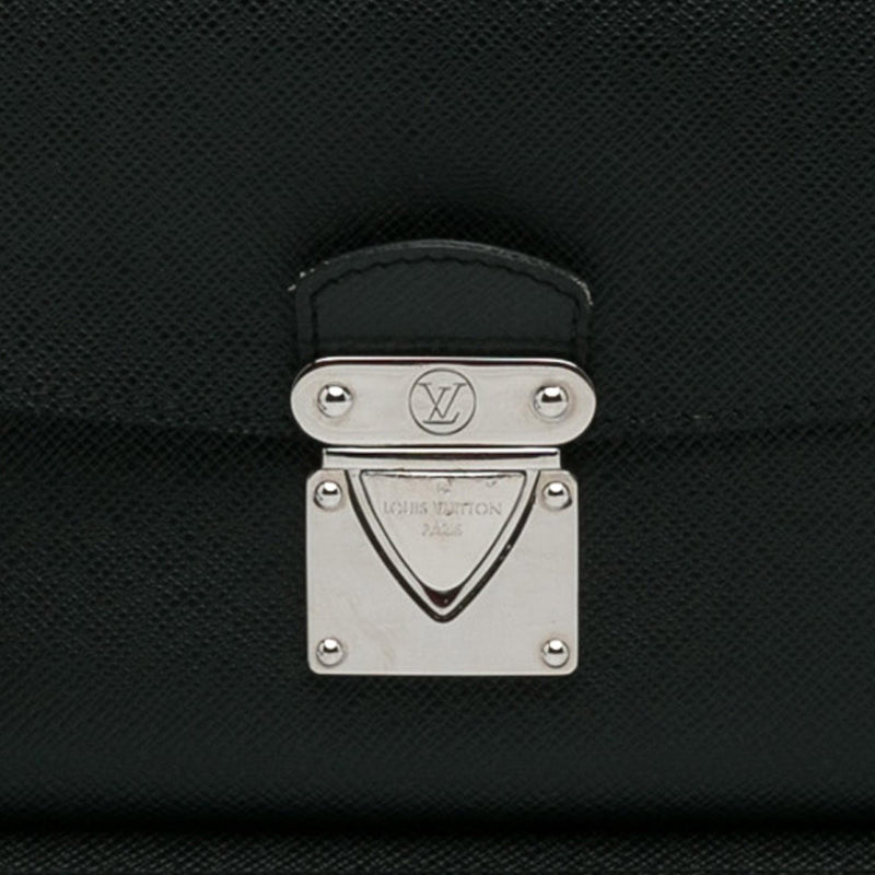 Louis Vuitton Taiga Belaia Clutch Bag (SHG-othS6K)