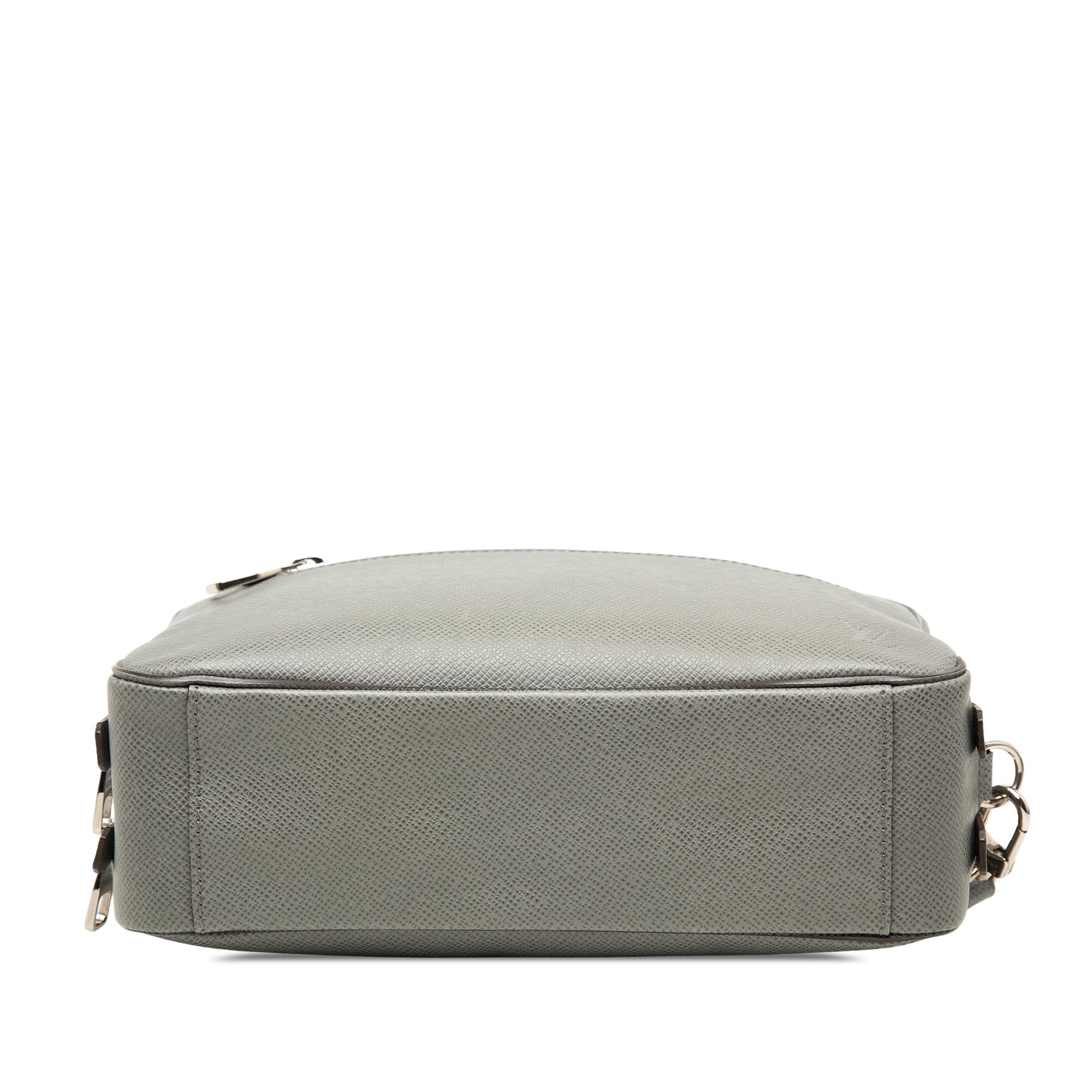 Louis Vuitton Taiga Kasai
