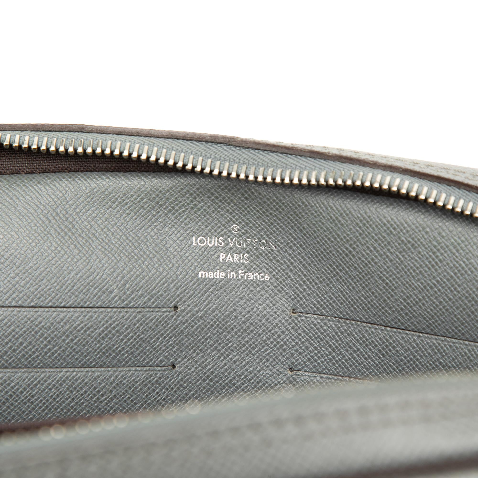 Louis Vuitton Taiga Kasai