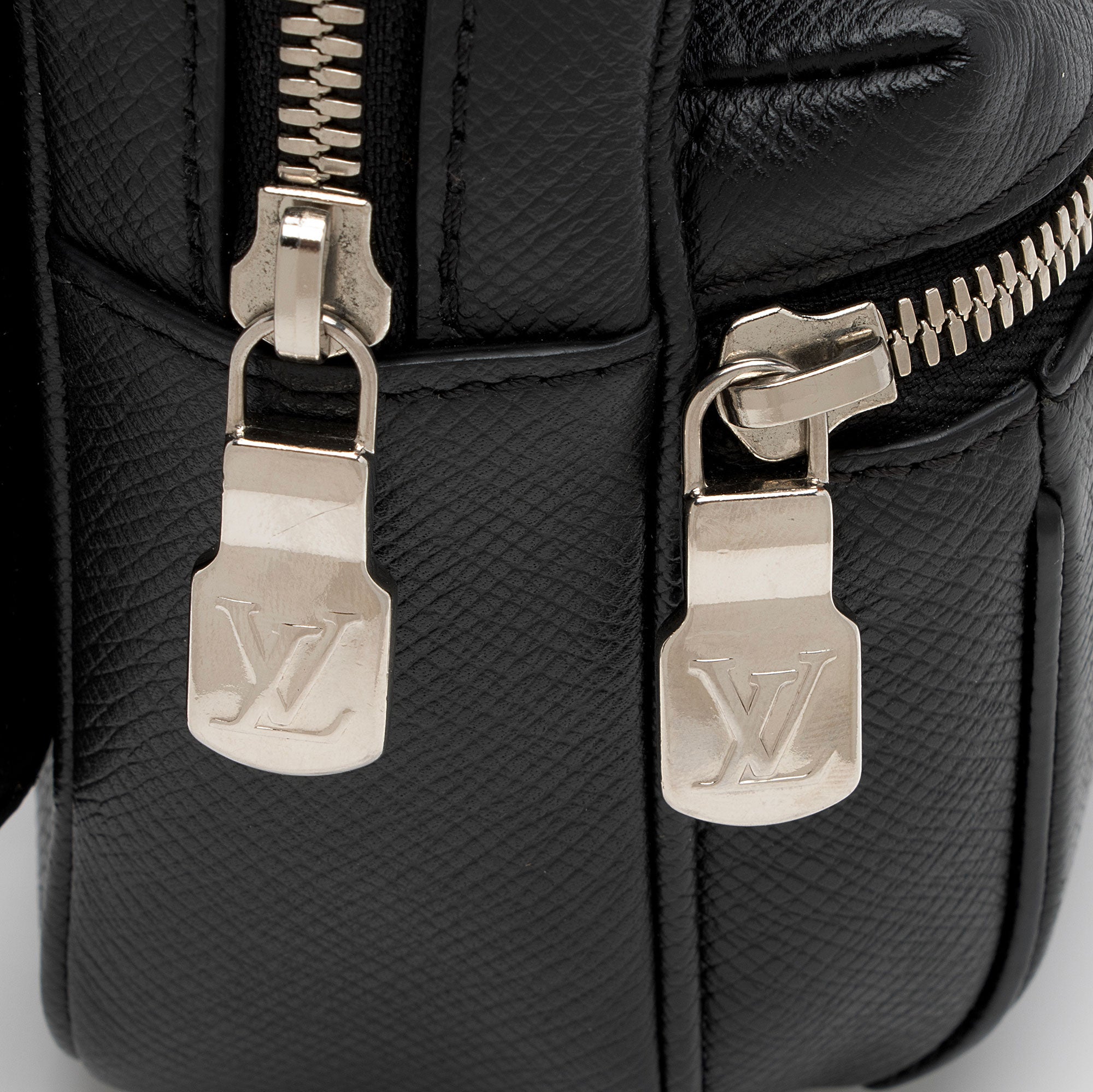 Louis Vuitton Taiga Leather Outdoor Bumbag (SHF-8TztVF)