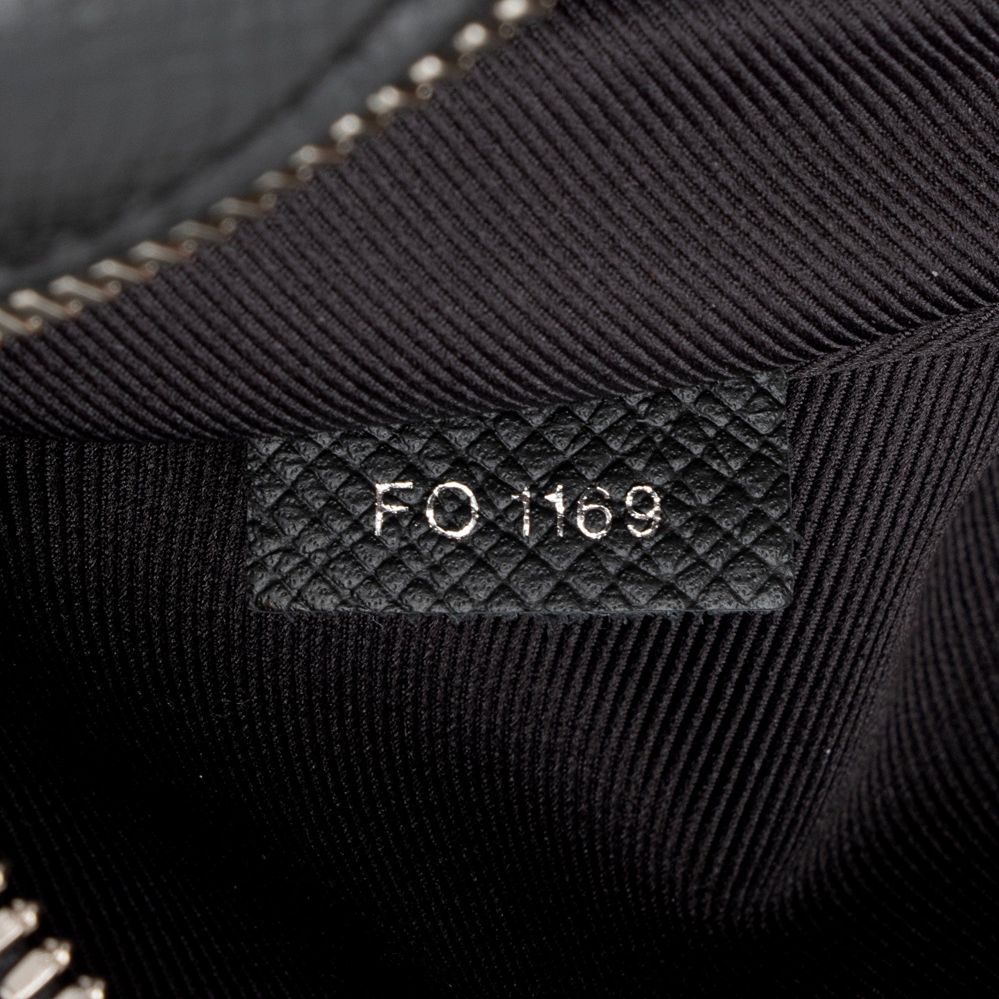 Louis Vuitton Taiga Leather Outdoor Bumbag (SHF-8TztVF)