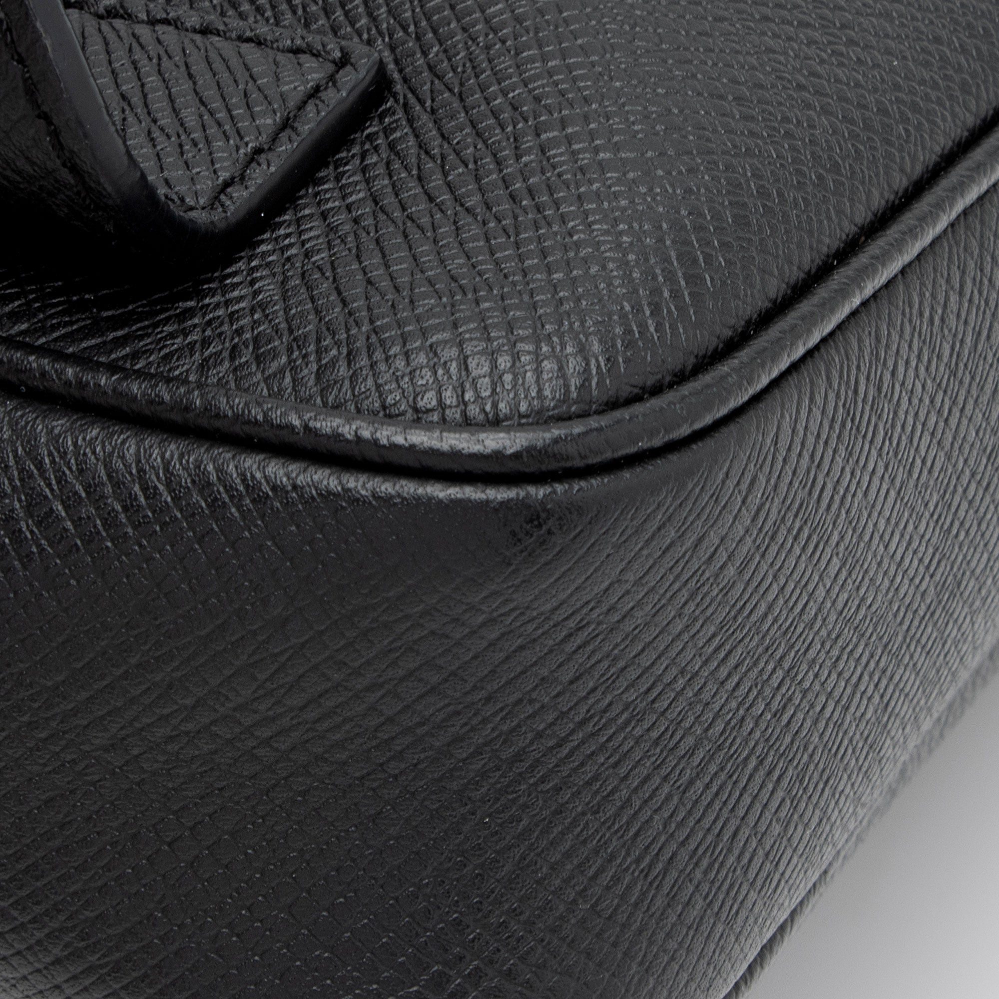 Louis Vuitton Taiga Leather Outdoor Bumbag (SHF-8TztVF)