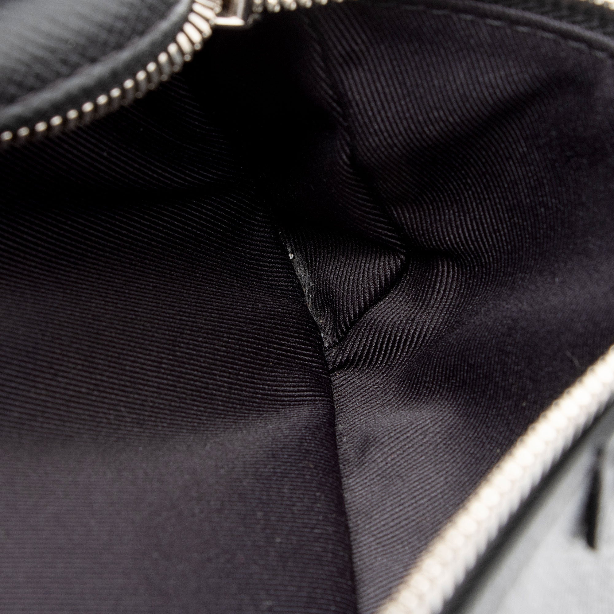 Louis Vuitton Taiga Leather Outdoor Bumbag (SHF-8TztVF)