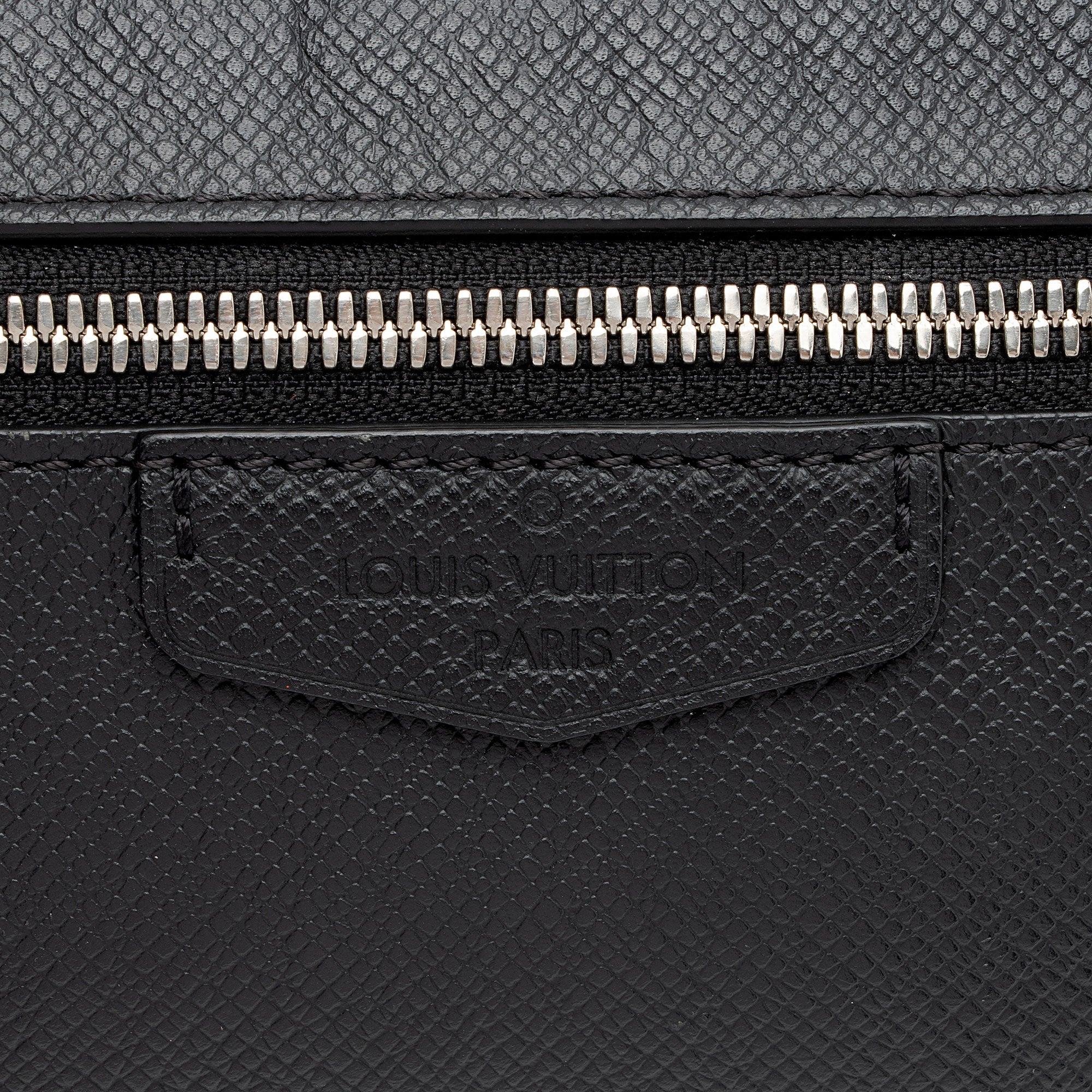 Louis Vuitton Taiga Leather Outdoor Bumbag (SHF-8TztVF)
