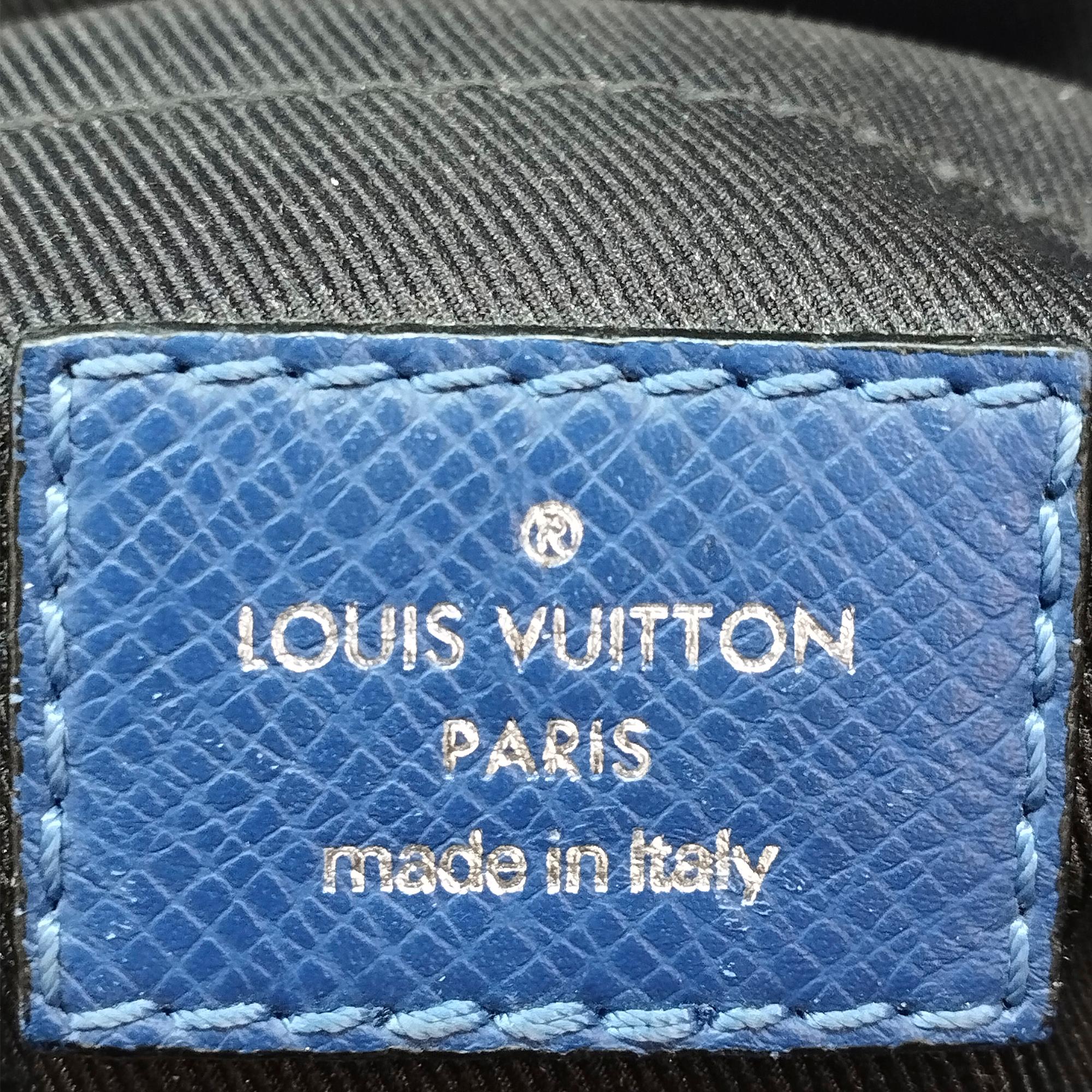 Louis Vuitton Taiga Outdoor Messenger PM (SHG-yMuxw1)