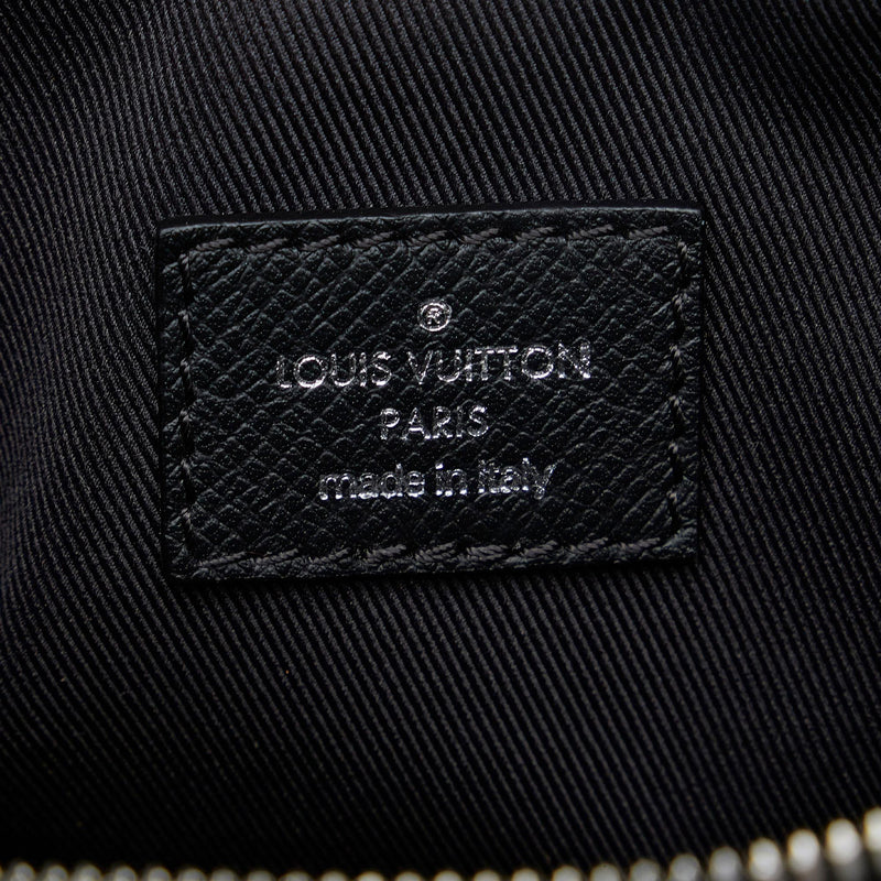 Louis Vuitton Taiga Outdoor Messenger (SHG-KGIqgl)