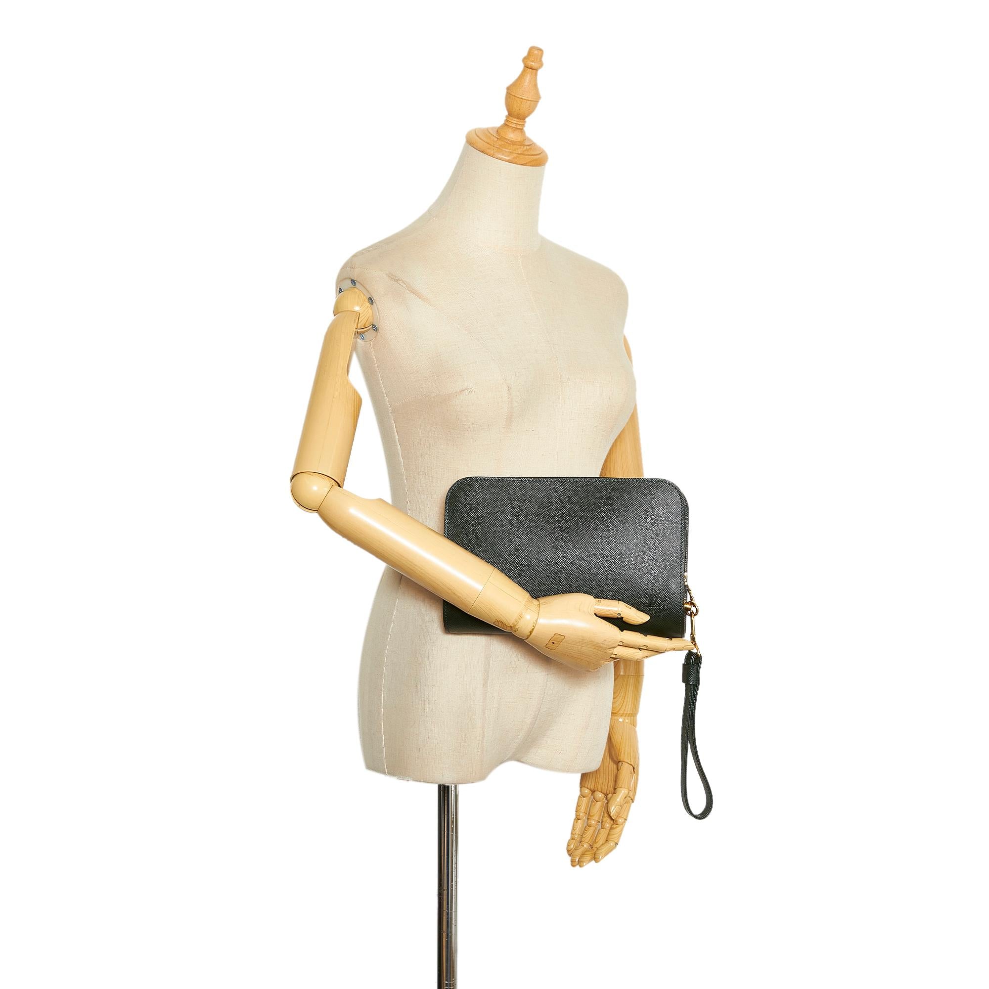 Louis Vuitton Taiga Pochette Baikal (SHG-LpJrgk)