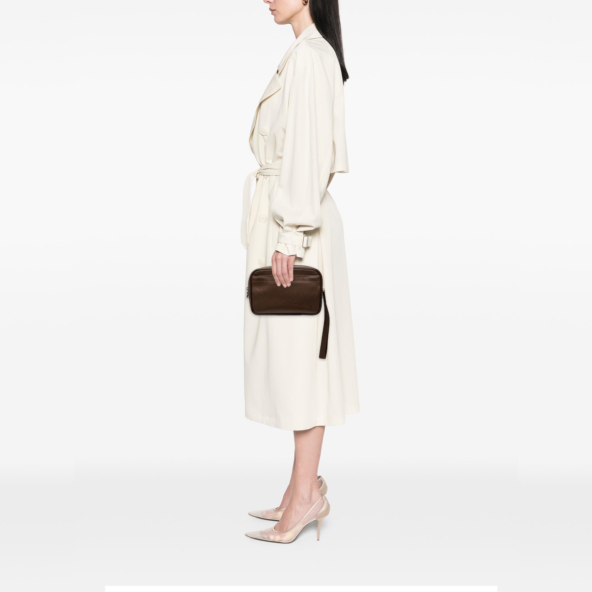 Louis Vuitton Taiga Pochette Kaluga