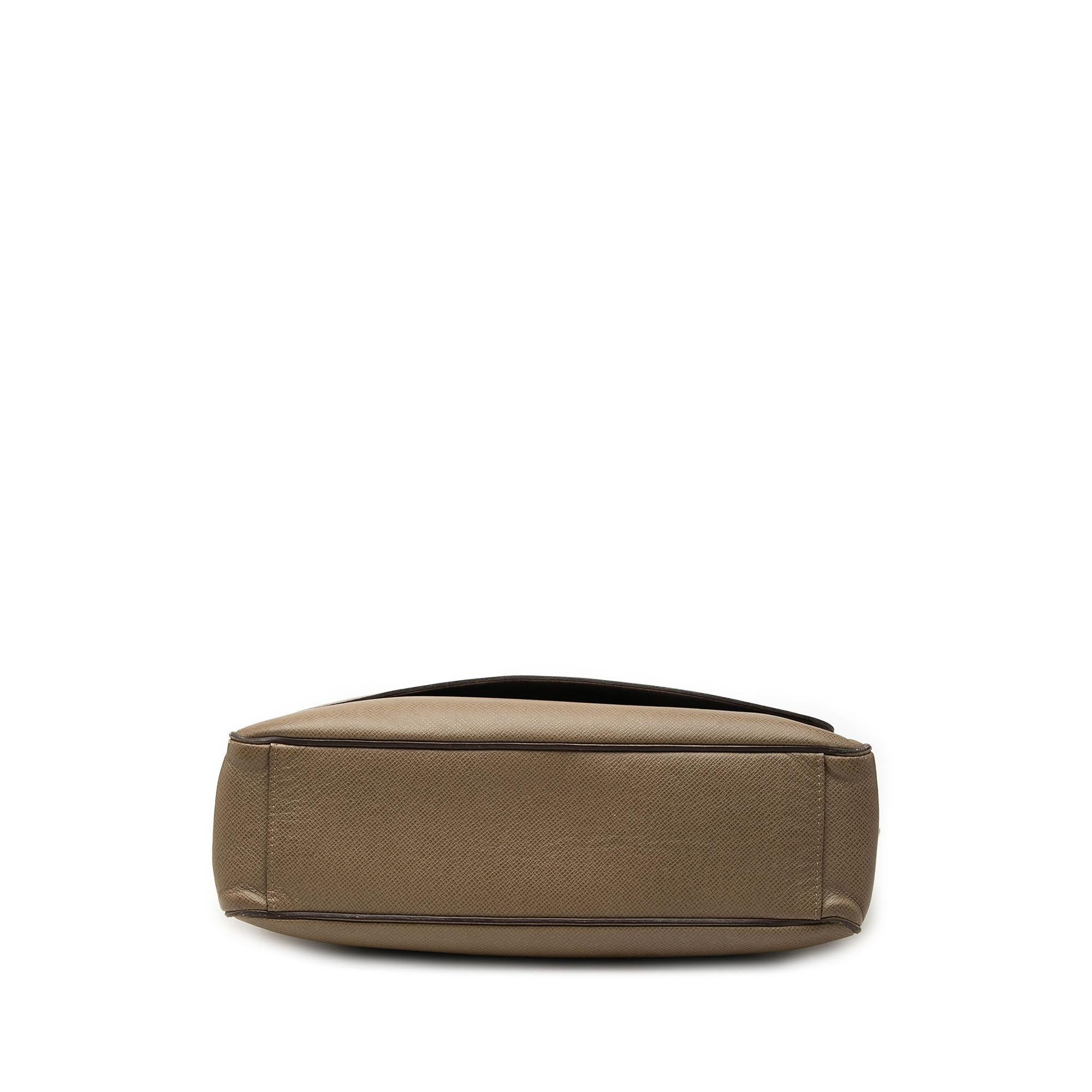 Louis Vuitton Taiga Roman MM