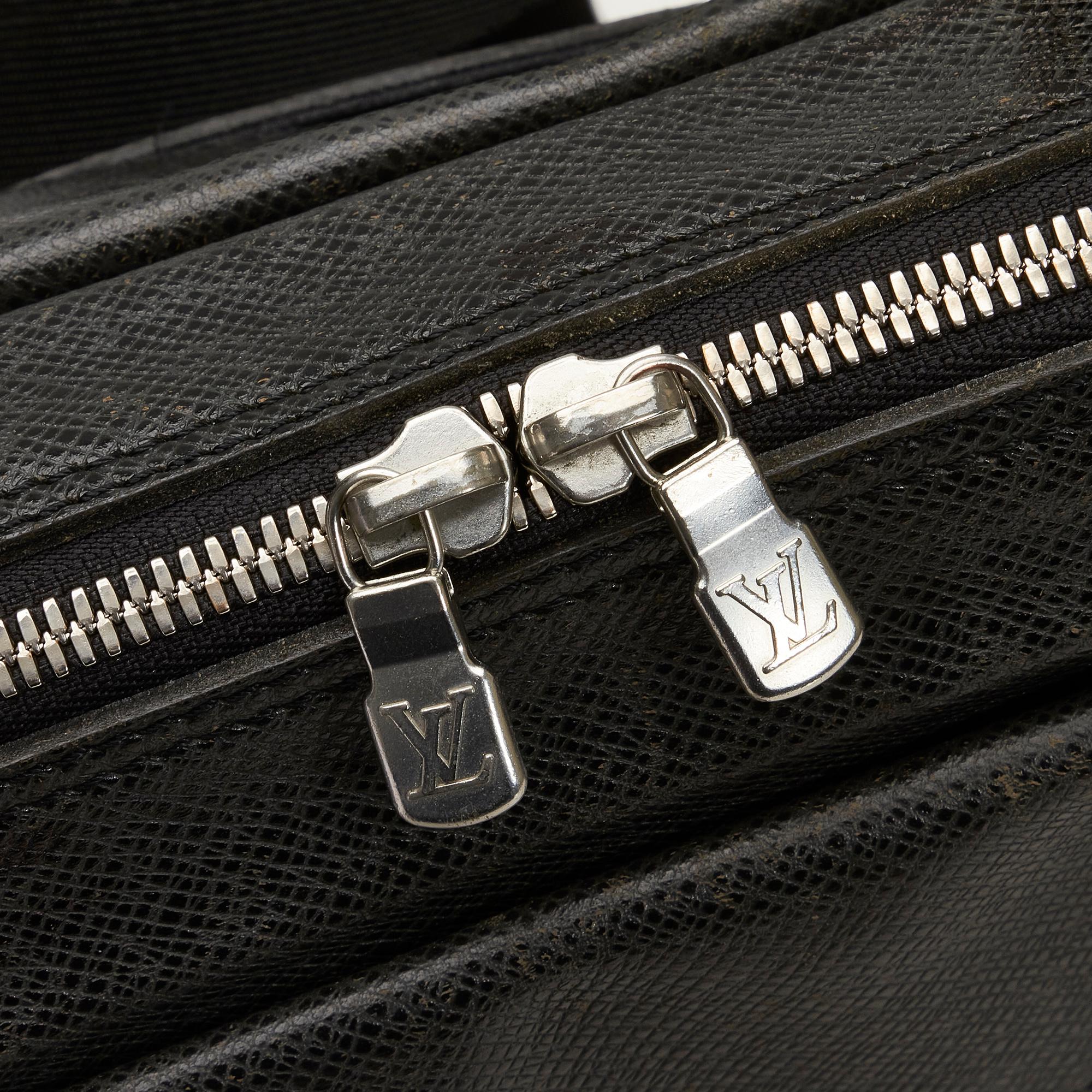 Louis Vuitton Taiga Sayan (SHG-dzbalD)