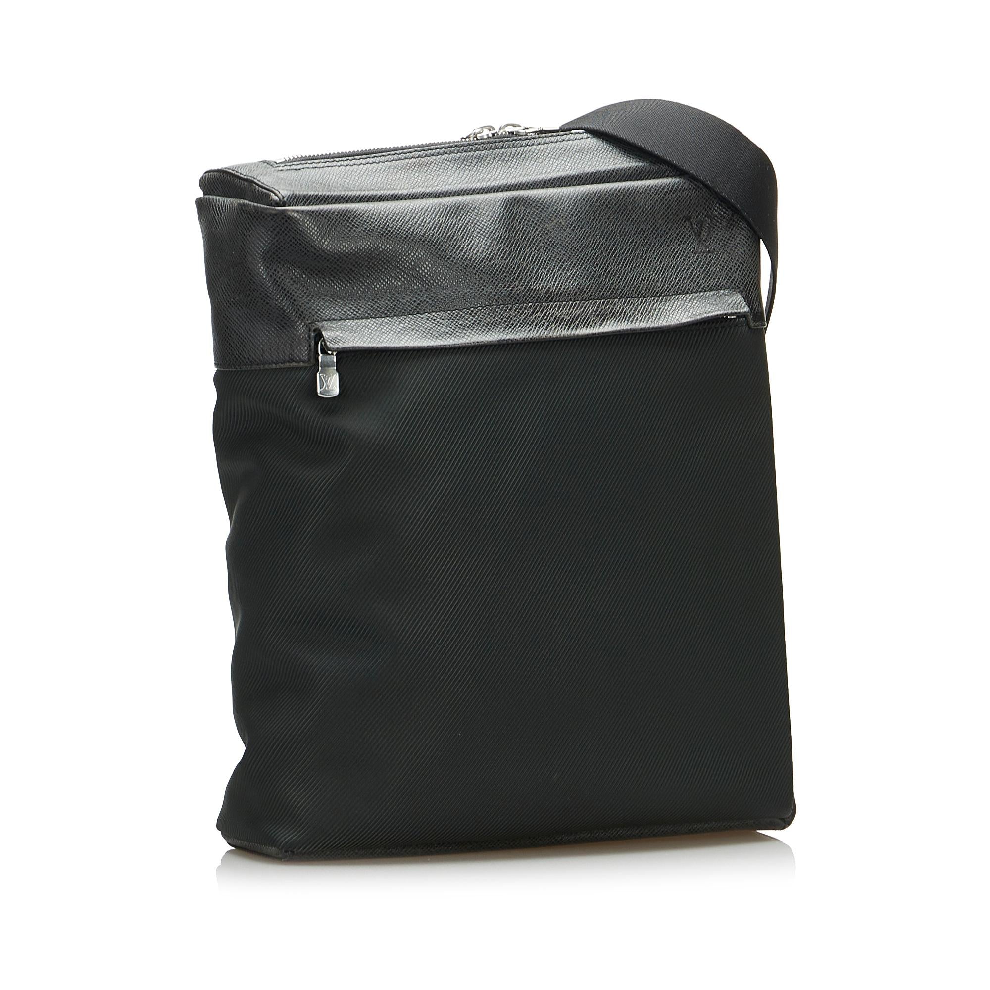Louis Vuitton Taiga Sayan (SHG-dzbalD)