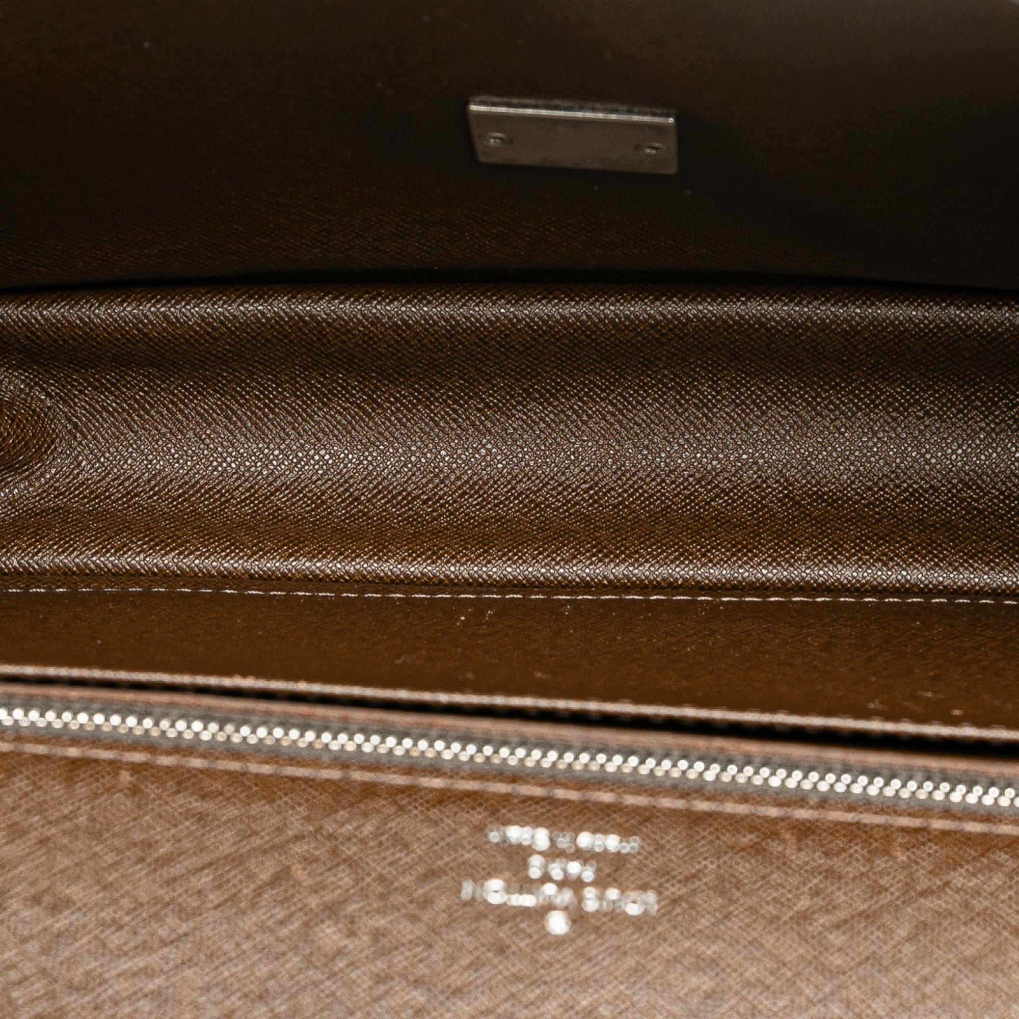 Louis Vuitton Taiga Selenga (SHG-sr5oLY)
