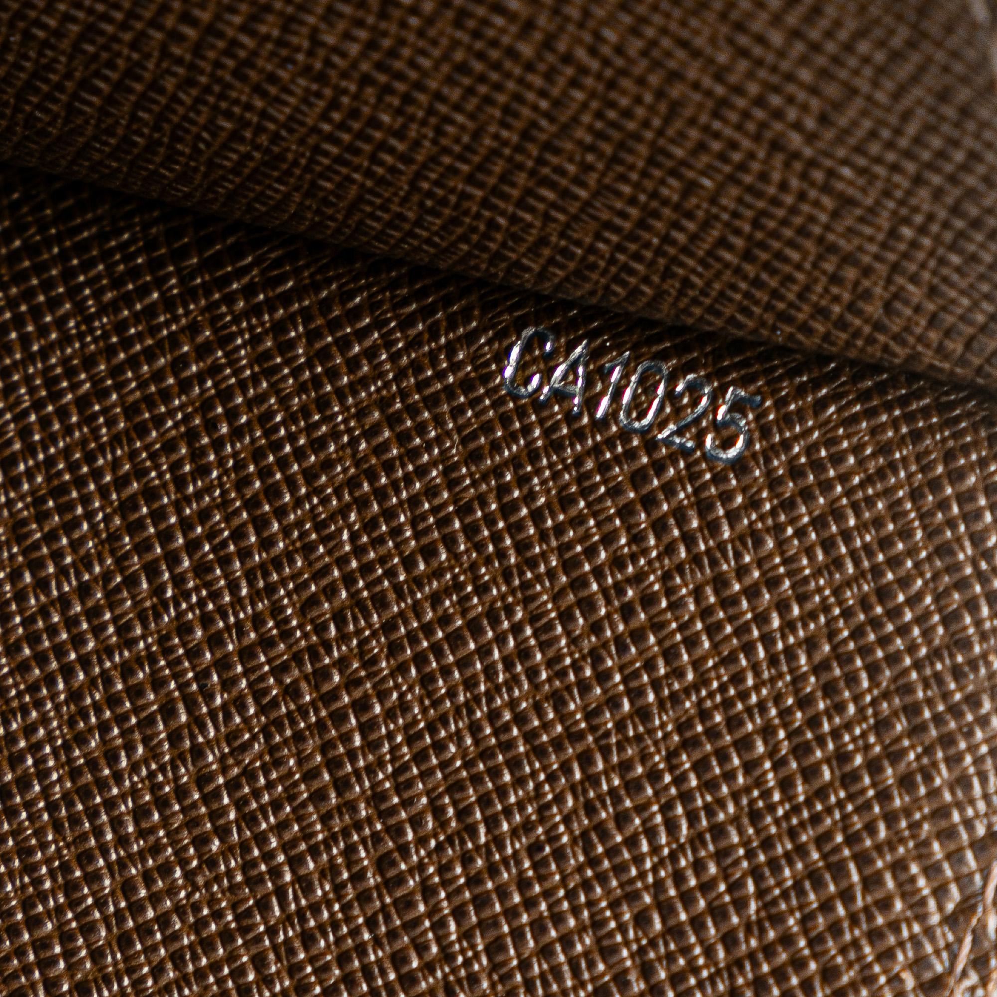Louis Vuitton Taiga Selenga (SHG-sr5oLY)