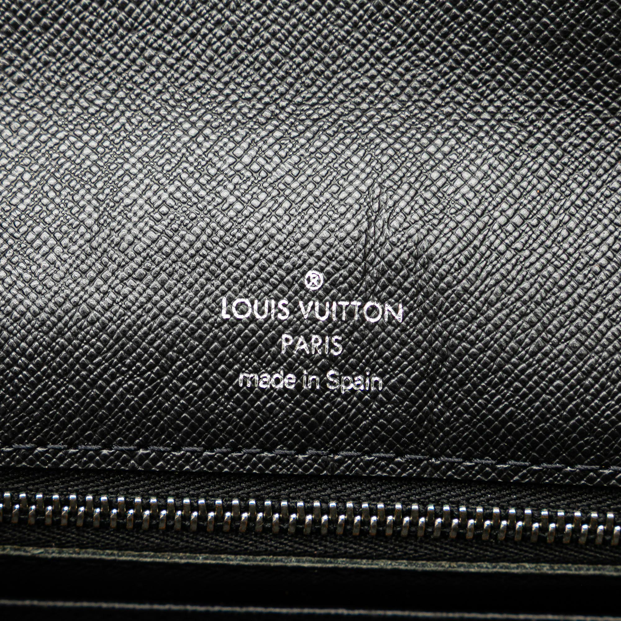 Louis Vuitton Taiga Selenga