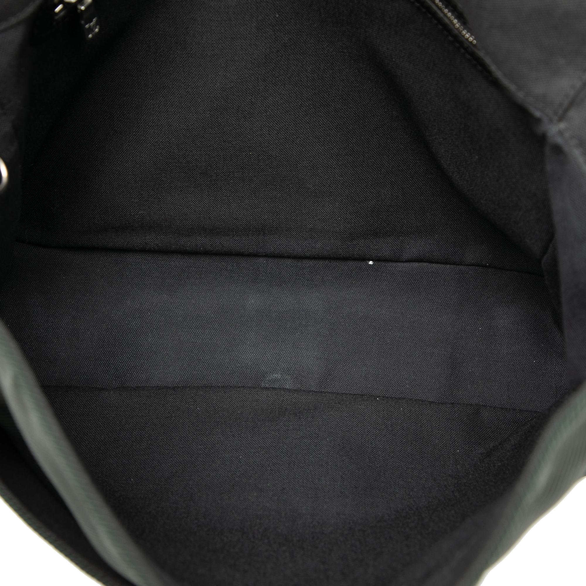 Louis Vuitton Taiga Viktor
