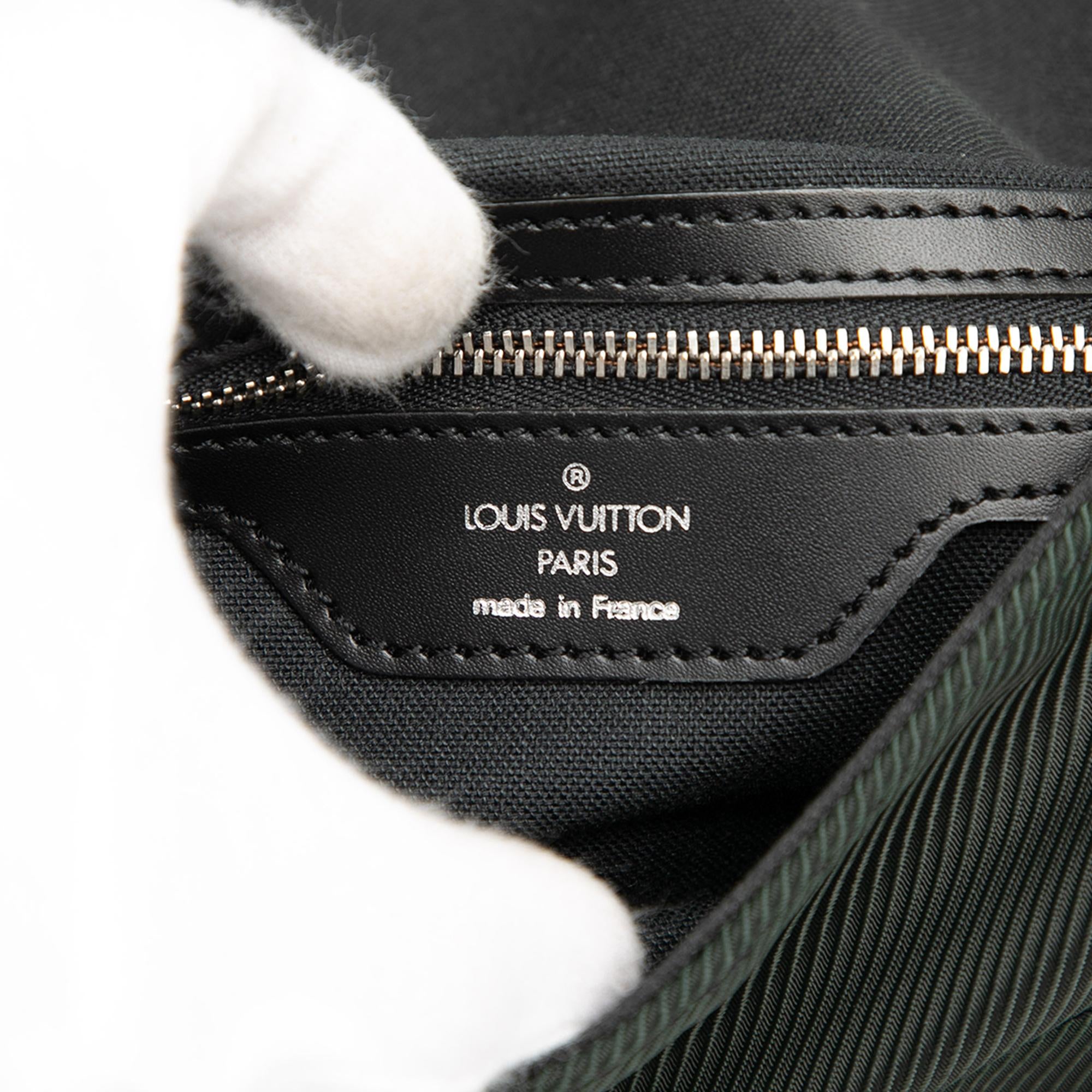 Louis Vuitton Taiga Viktor