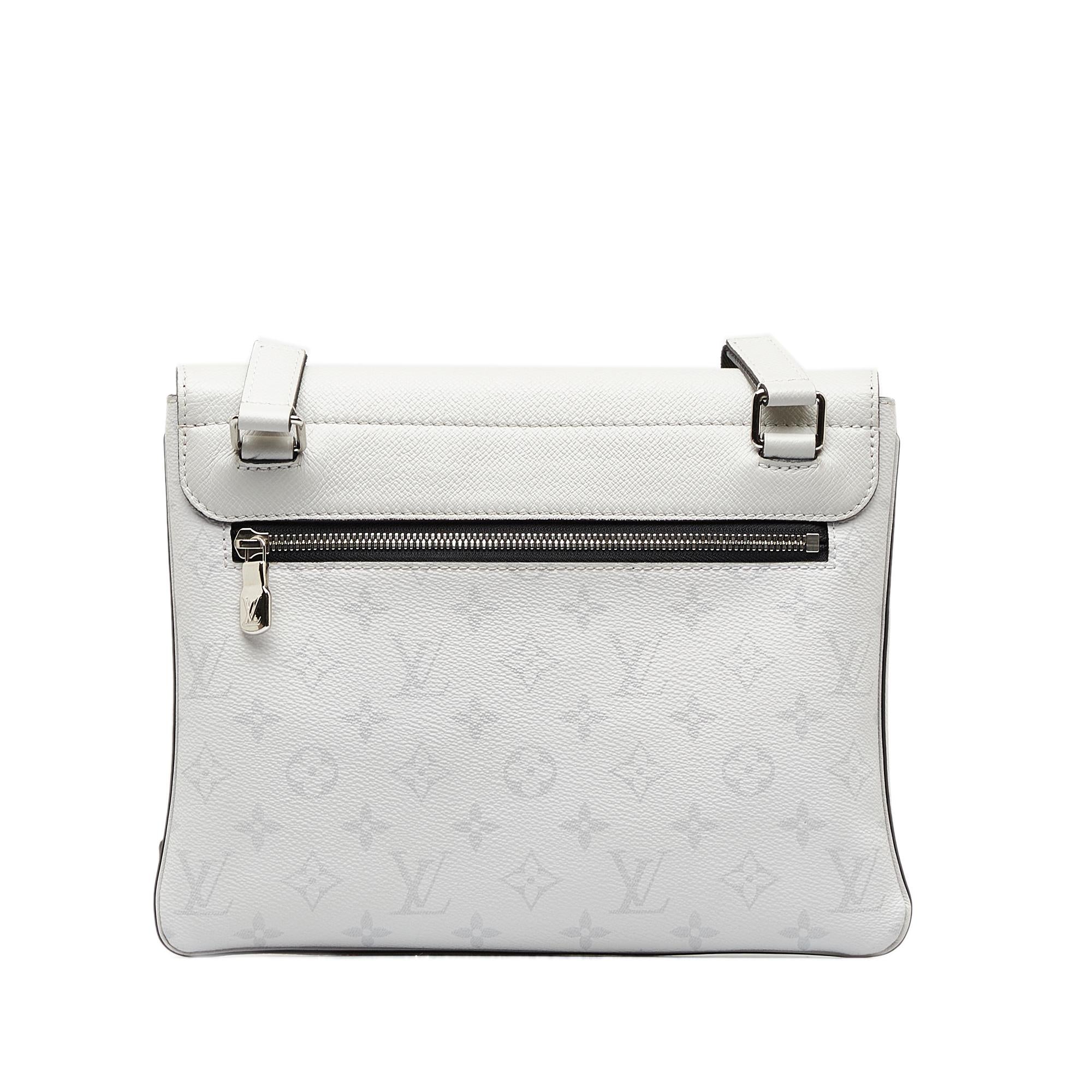 Louis Vuitton Taigarama Outdoor Flap Messenger (SHG-dw9Su2)