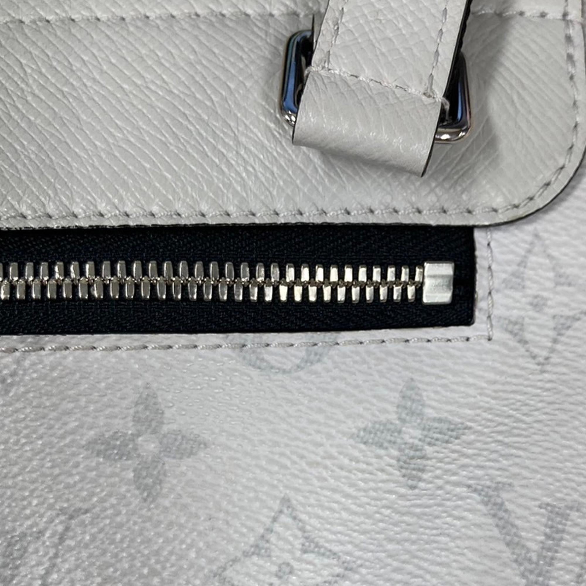 Louis Vuitton Taigarama Outdoor Flap Messenger (SHG-dw9Su2)