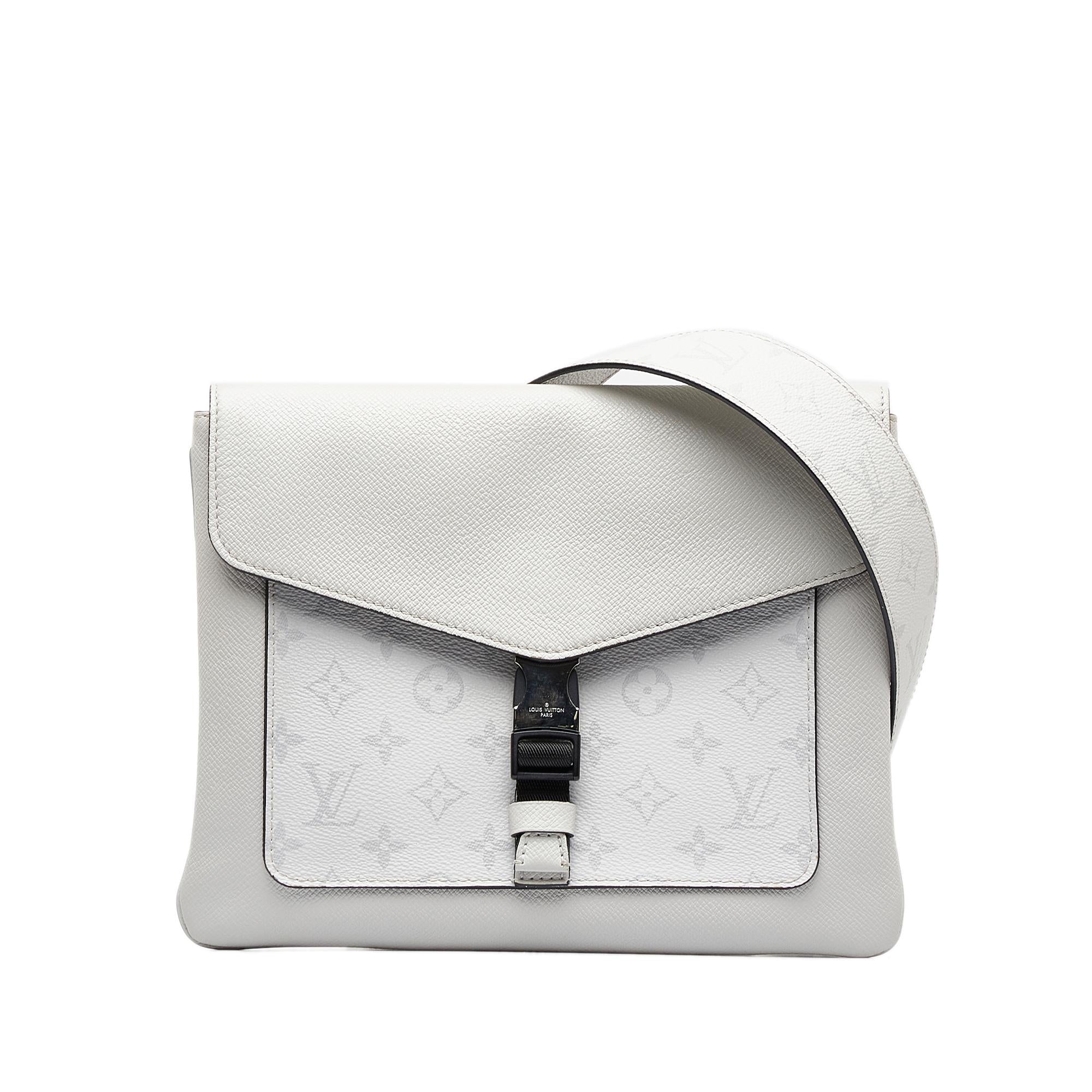 Louis Vuitton Taigarama Outdoor Flap Messenger (SHG-dw9Su2)