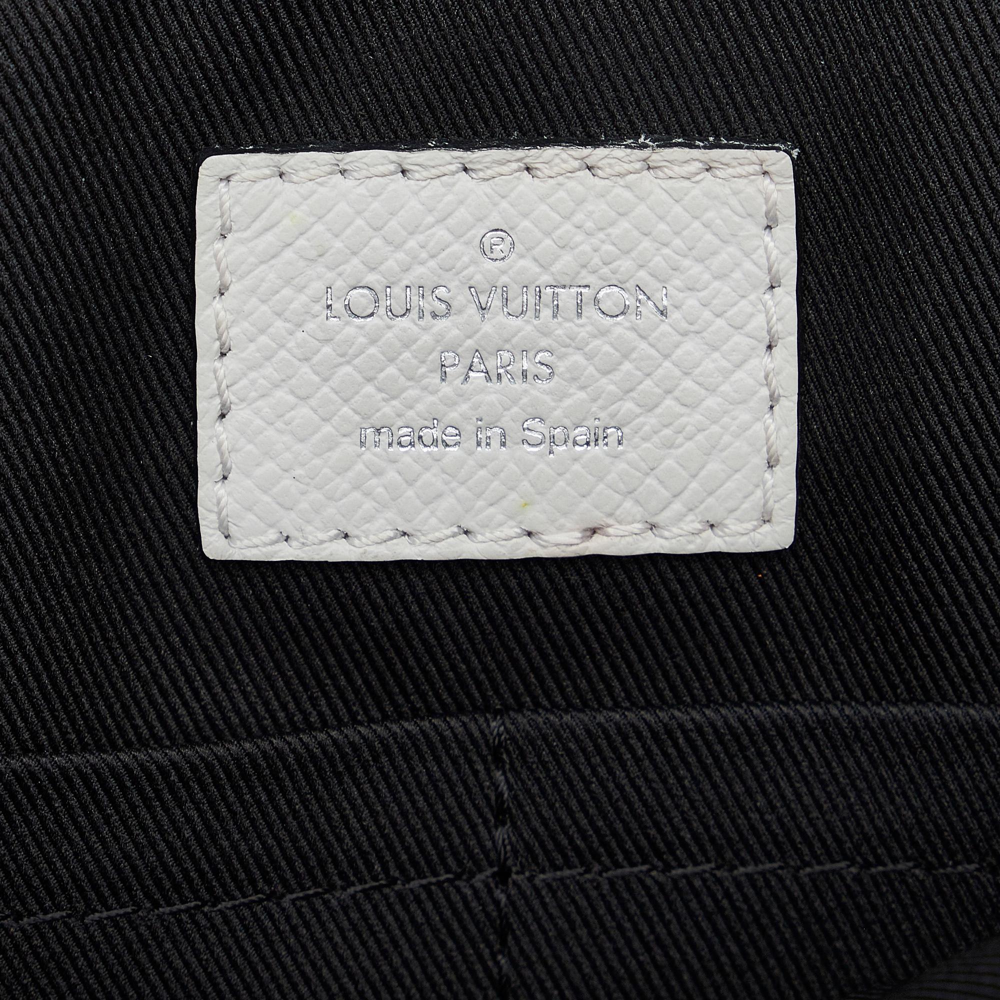 Louis Vuitton Taigarama Outdoor Flap Messenger (SHG-dw9Su2)