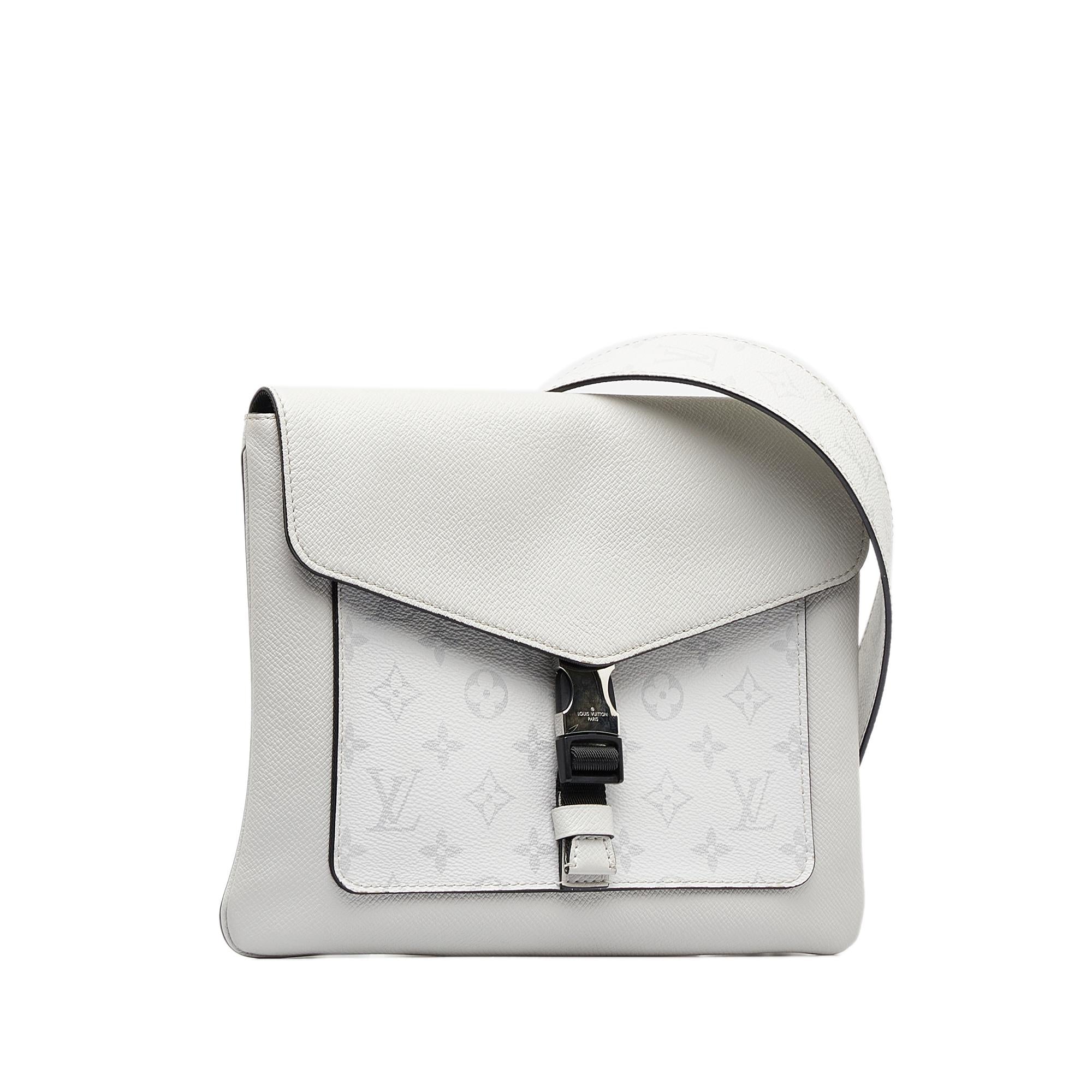 Louis Vuitton Taigarama Outdoor Flap Messenger (SHG-dw9Su2)