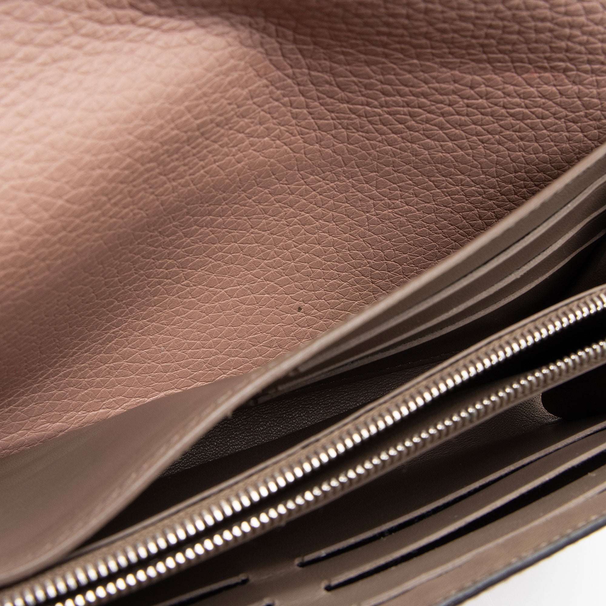 Louis Vuitton Taurillon Capucines Wallet (SHF-Bkkq6C)