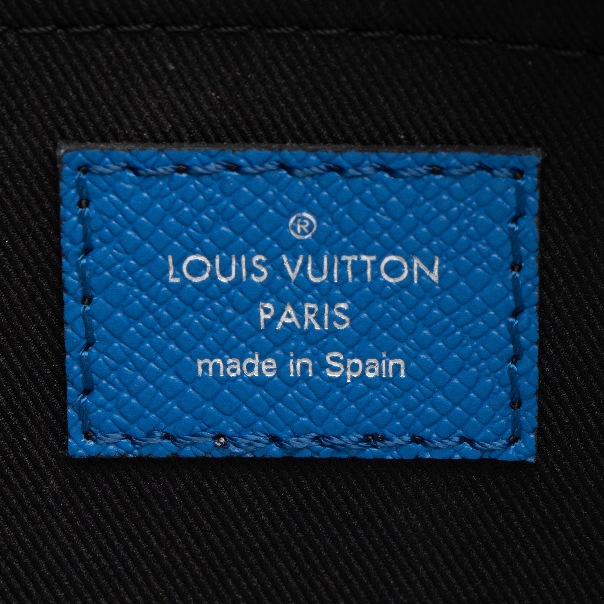 Louis Vuitton Taigarama Leather Alpha Messenger (SHF-TACnOz)
