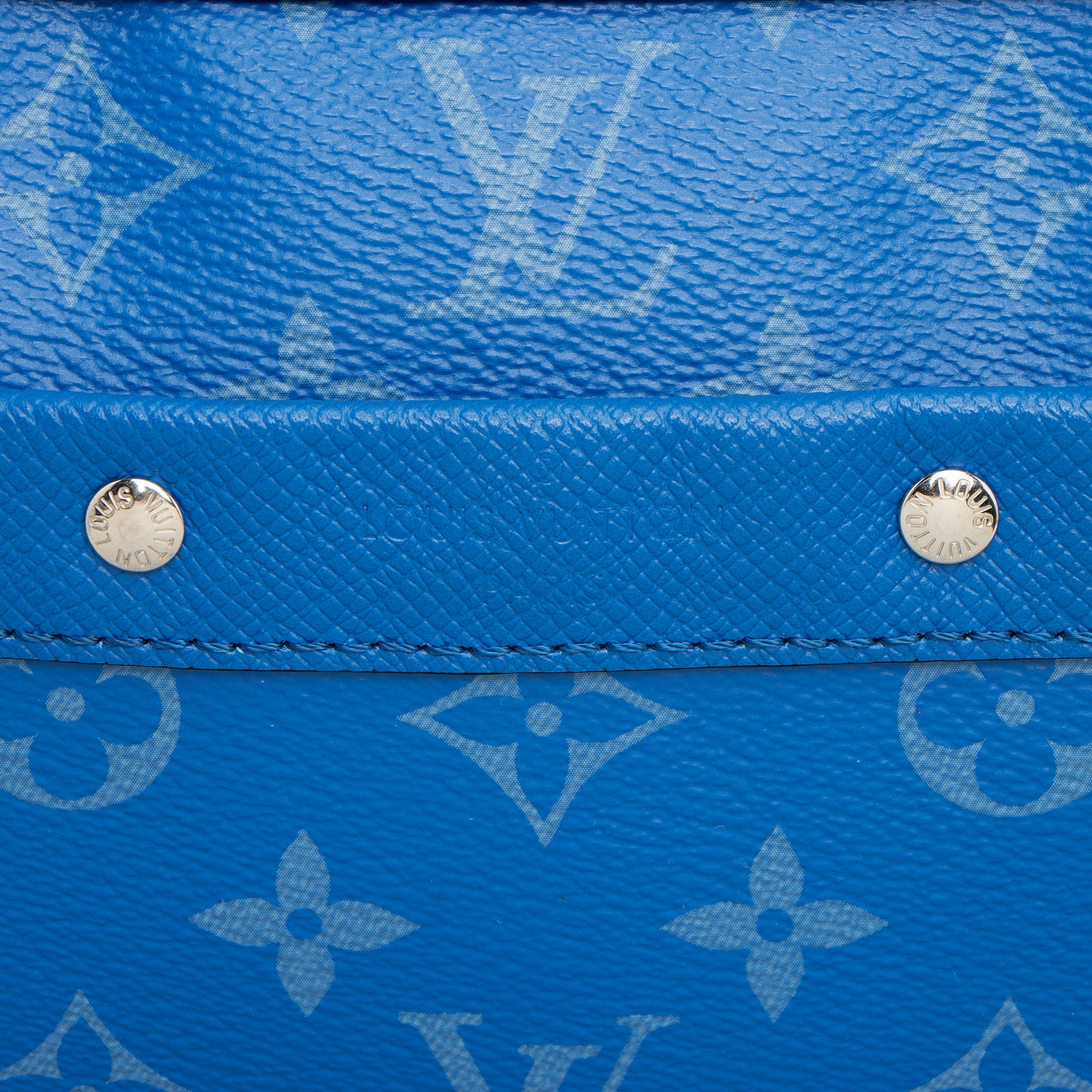 Louis Vuitton Taigarama Leather Alpha Messenger (SHF-TACnOz)