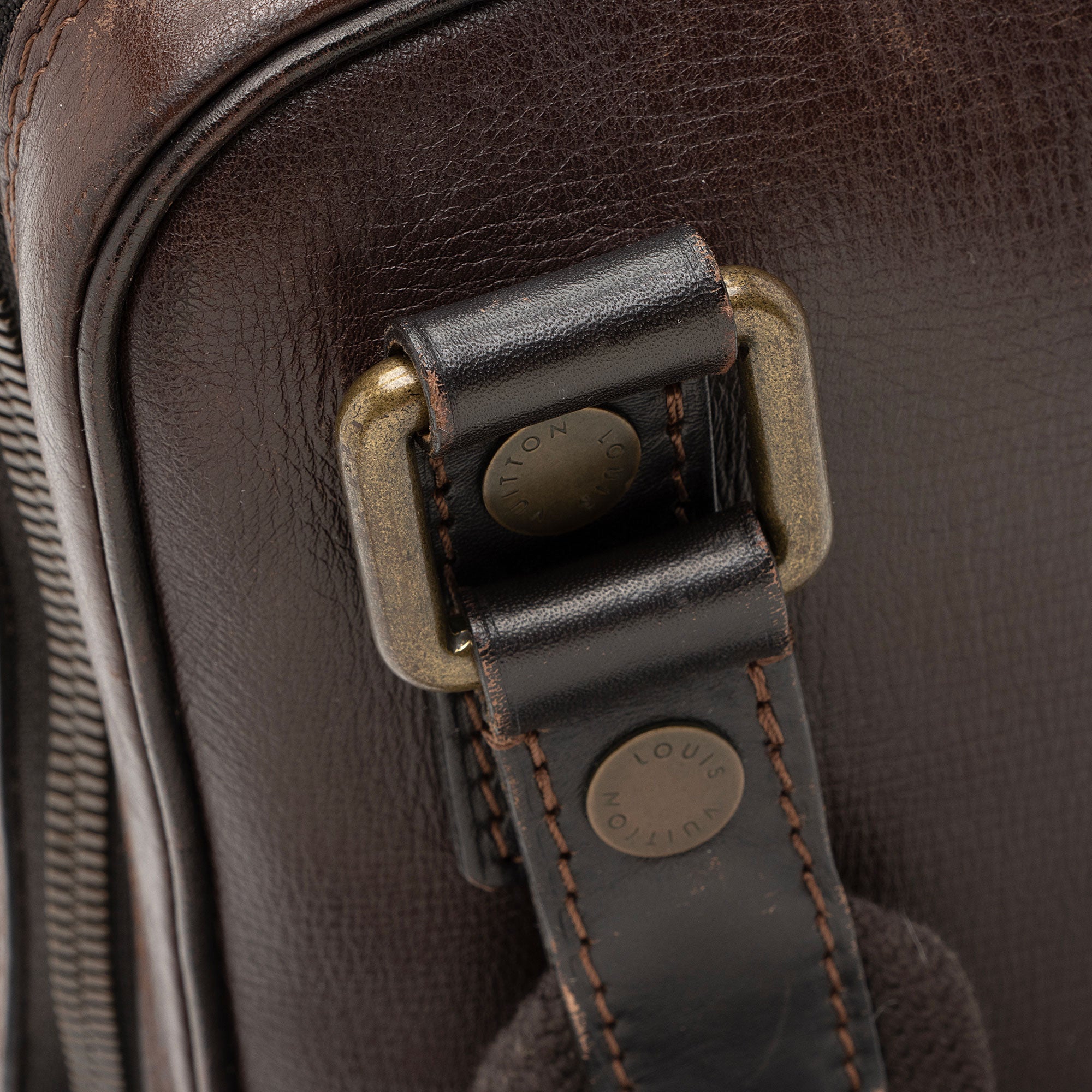 Louis Vuitton Utah Leather Iroquois Small Messenger Bag (SHF-da66x9)