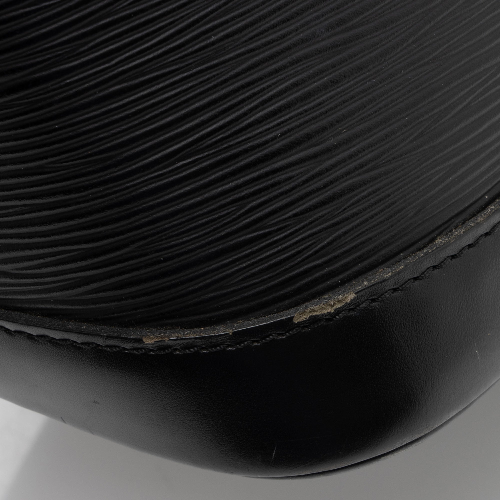 Louis Vuitton Vintage Epi Leather Alma PM Satchel (SHF-25oZBx)