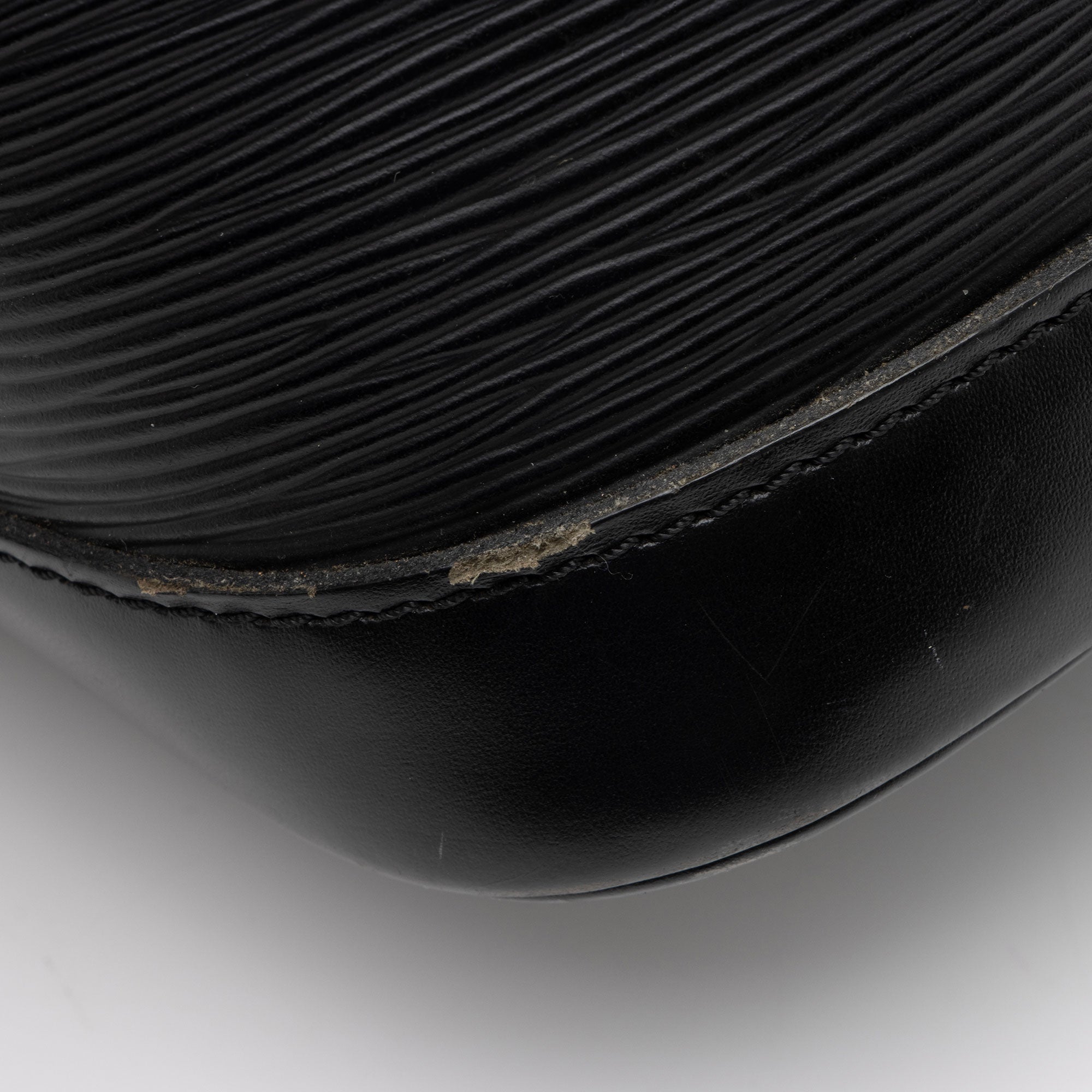 Louis Vuitton Vintage Epi Leather Alma PM Satchel (SHF-25oZBx)