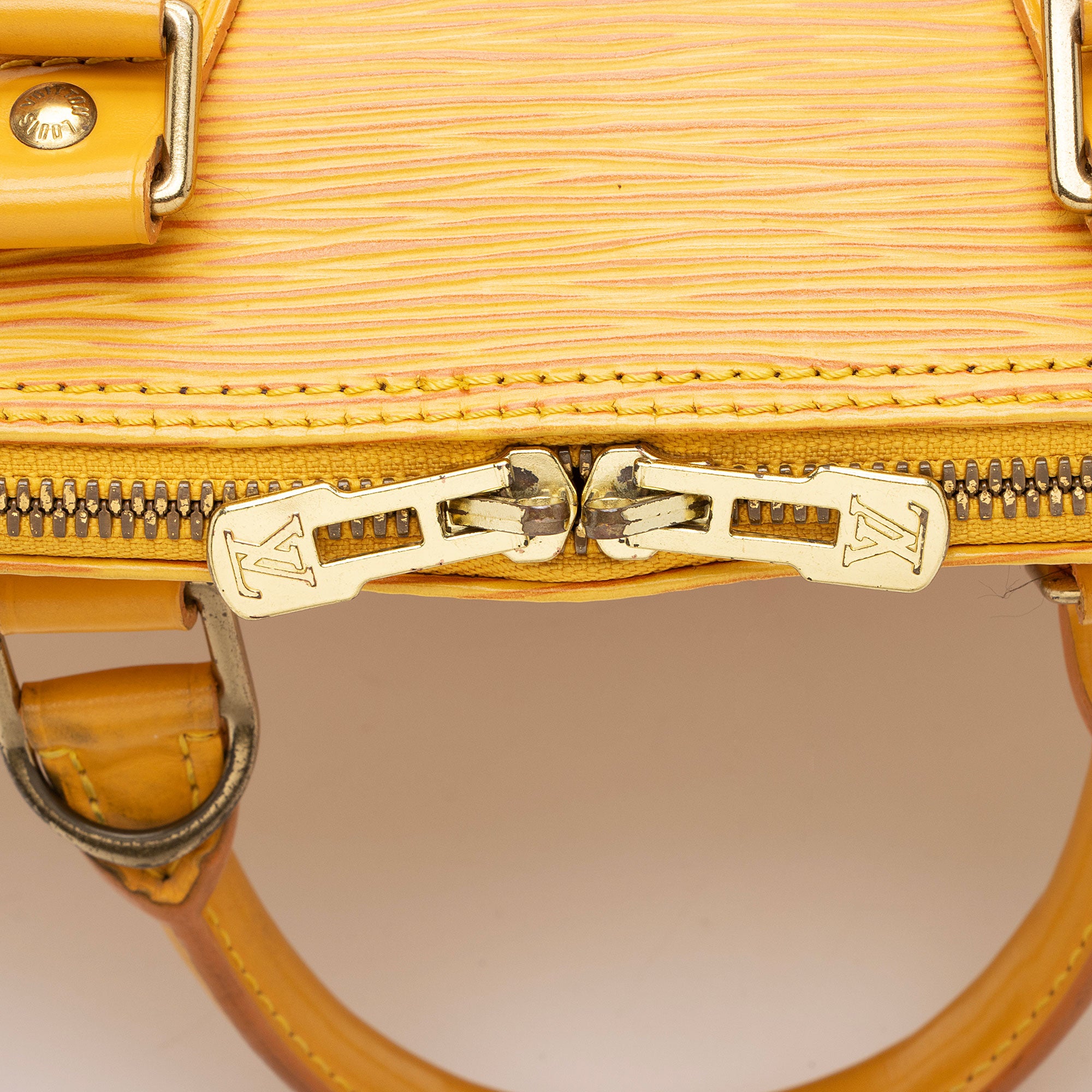 Louis Vuitton Vintage Epi Leather Alma PM Satchel (SHF-4mzRXN)