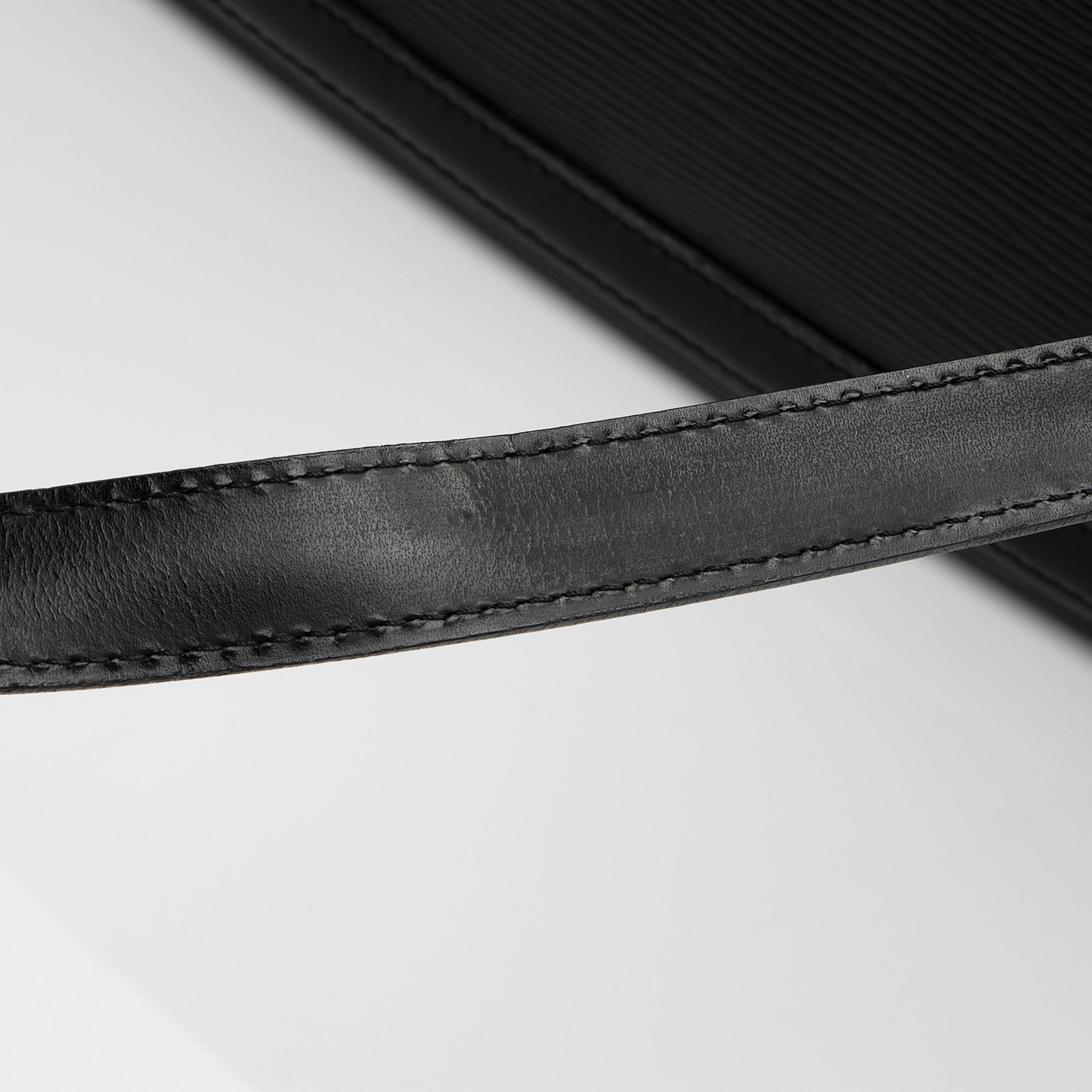 Louis Vuitton Vintage Epi Leather Lussac Tote (SHF-AsaQmr)