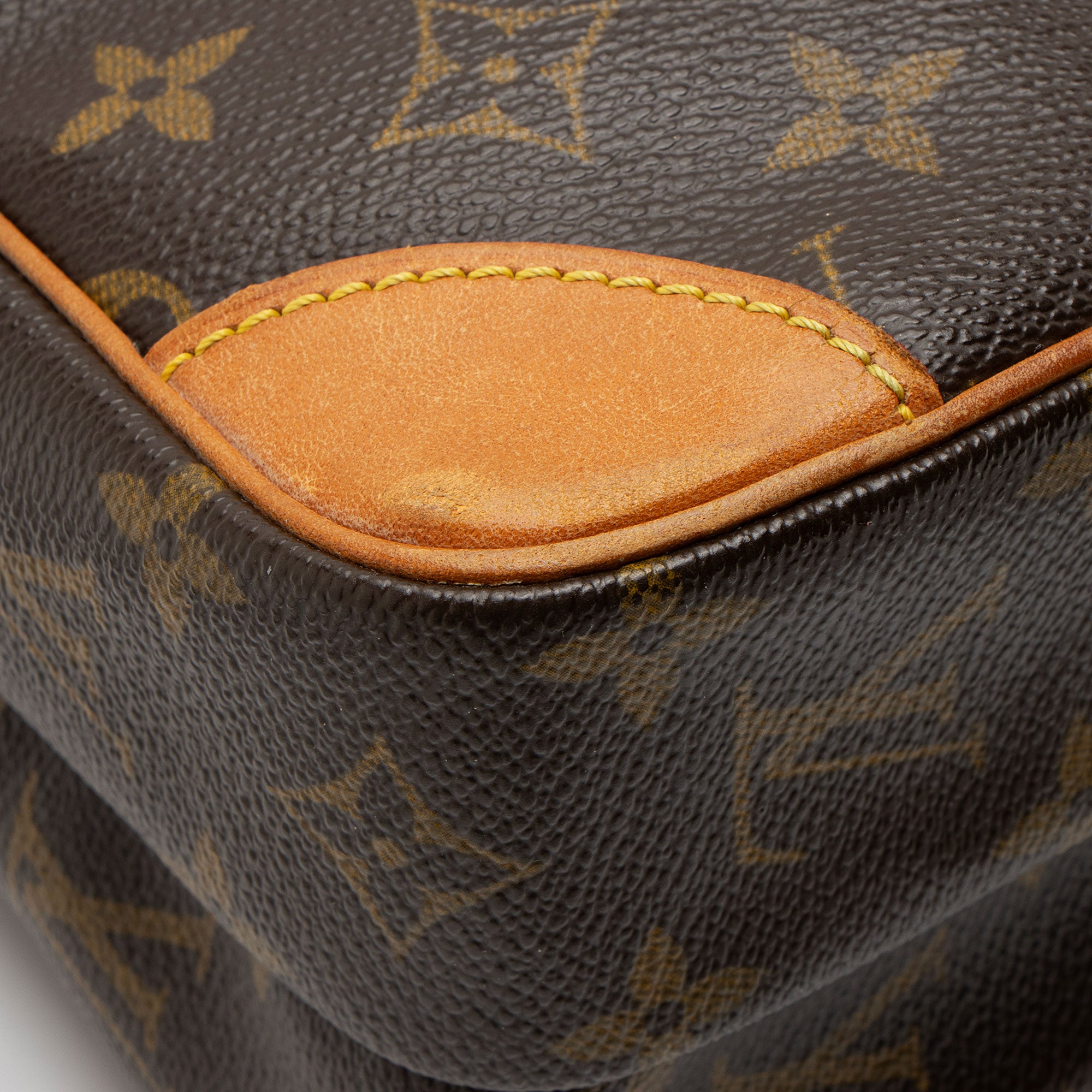 Louis Vuitton Vintage Monogram Canvas Amazone Shoulder Bag (SHF-YDVVcJ)