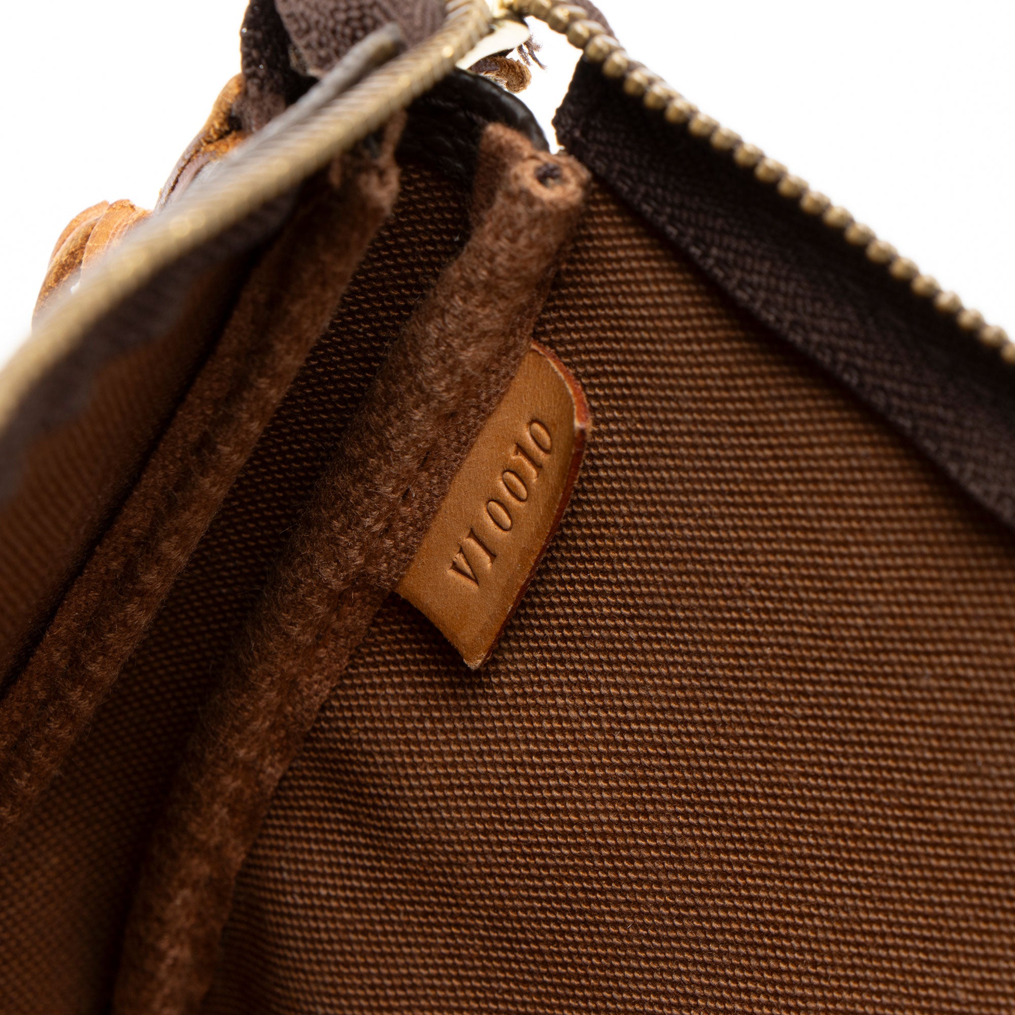 Louis Vuitton Vintage Monogram Canvas Pochette Accessoires (SHF-Ff1QSQ)