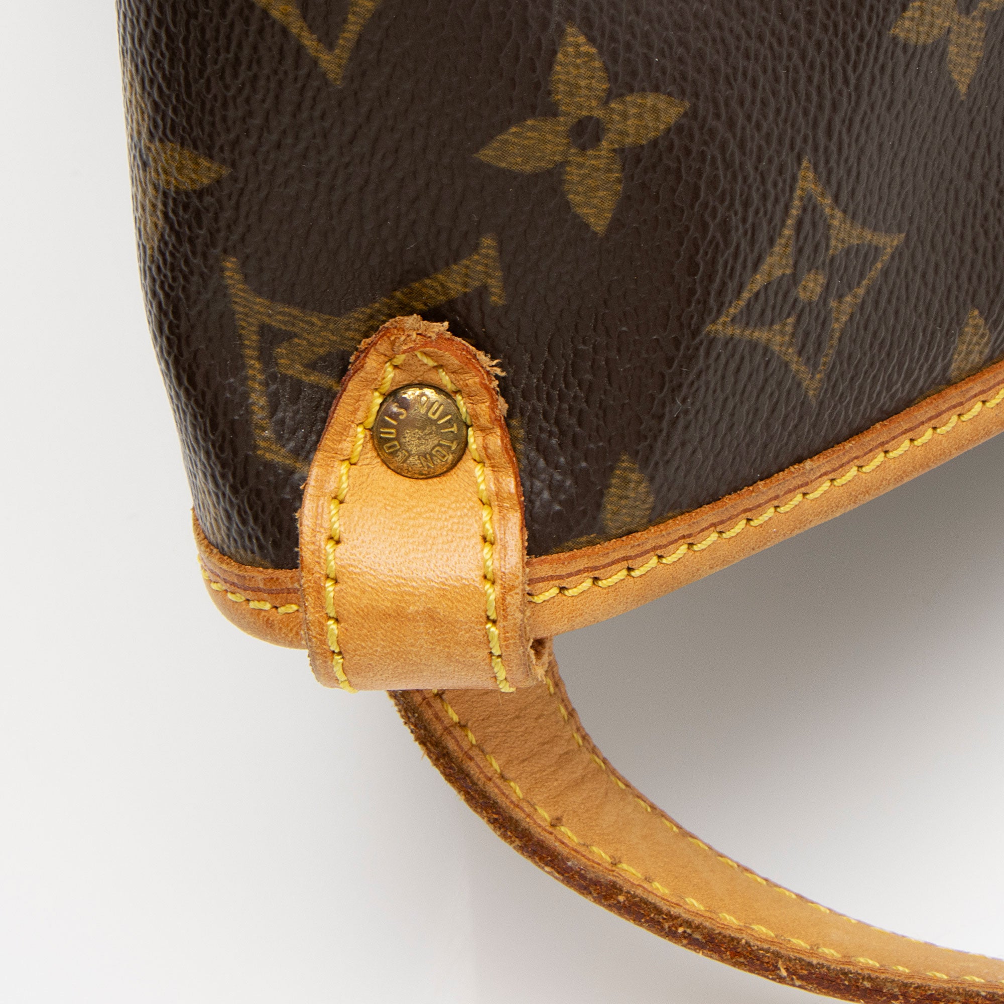 Louis Vuitton Vintage Monogram Canvas Saumur 30 Messenger (SHF-tbHDSP)
