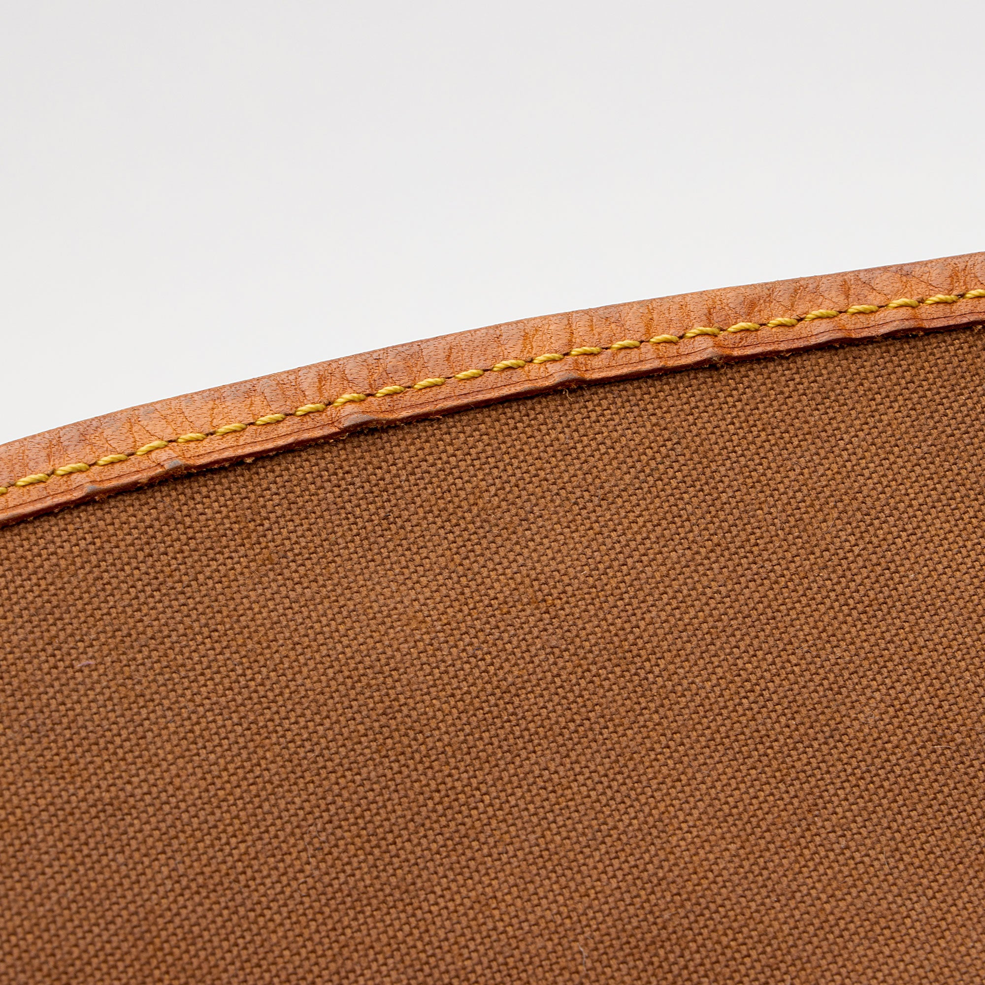 Louis Vuitton Vintage Monogram Canvas Saumur 35 Messenger Bag (SHF-Tk3PjK)